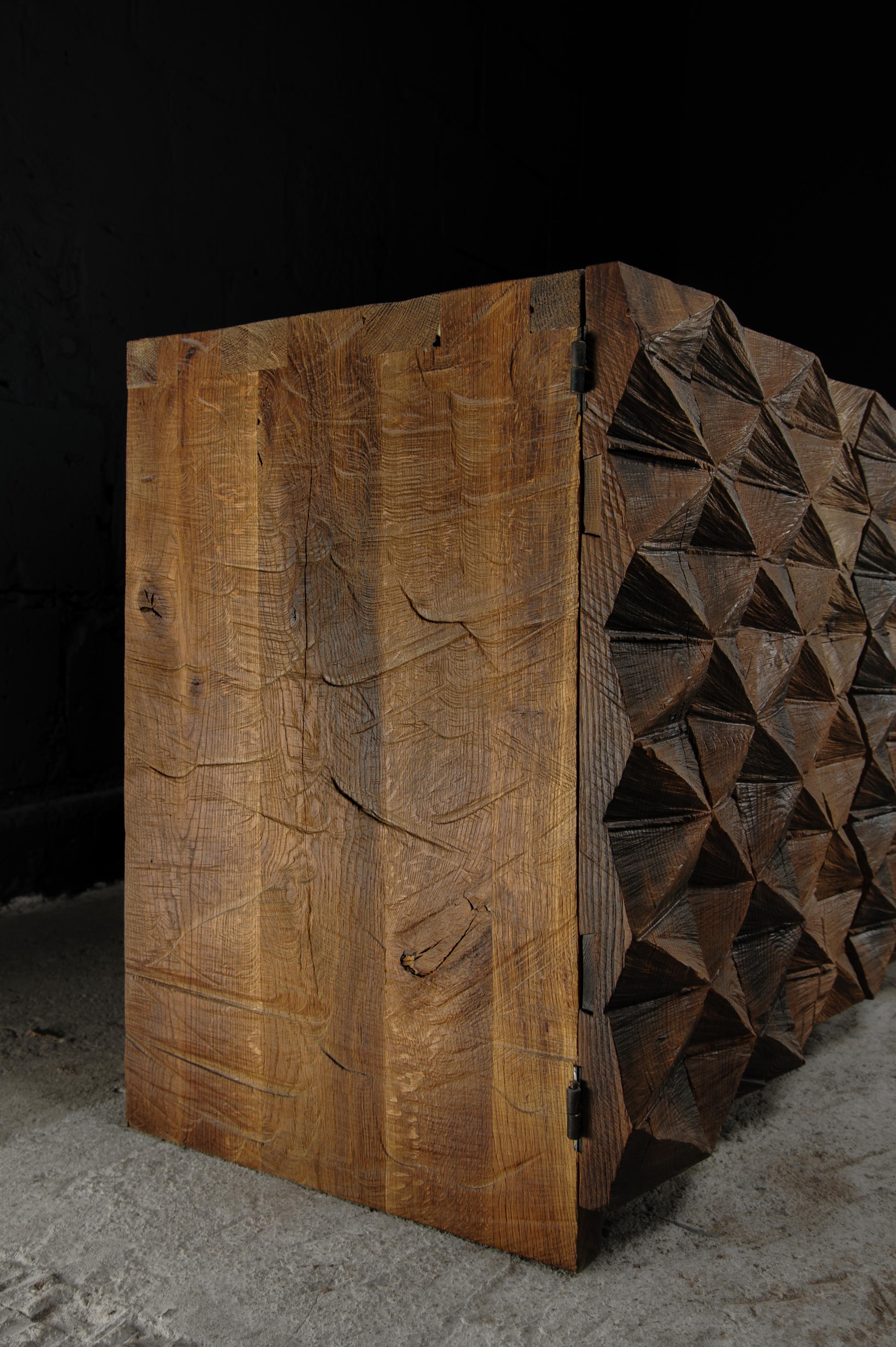 Brutalisme Armoire personnalisable, en bois d'Oak Wood Wood sculpté, Brown, motif en losange en vente