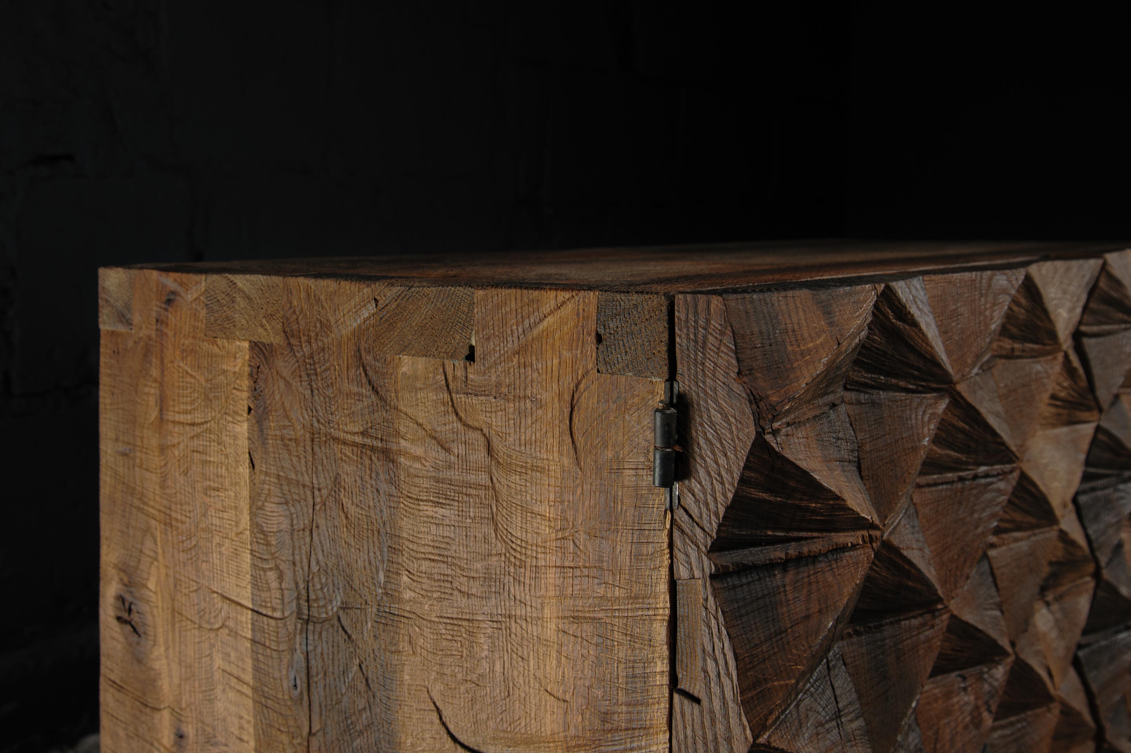 Russe Armoire personnalisable, en bois d'Oak Wood Wood sculpté, Brown, motif en losange en vente