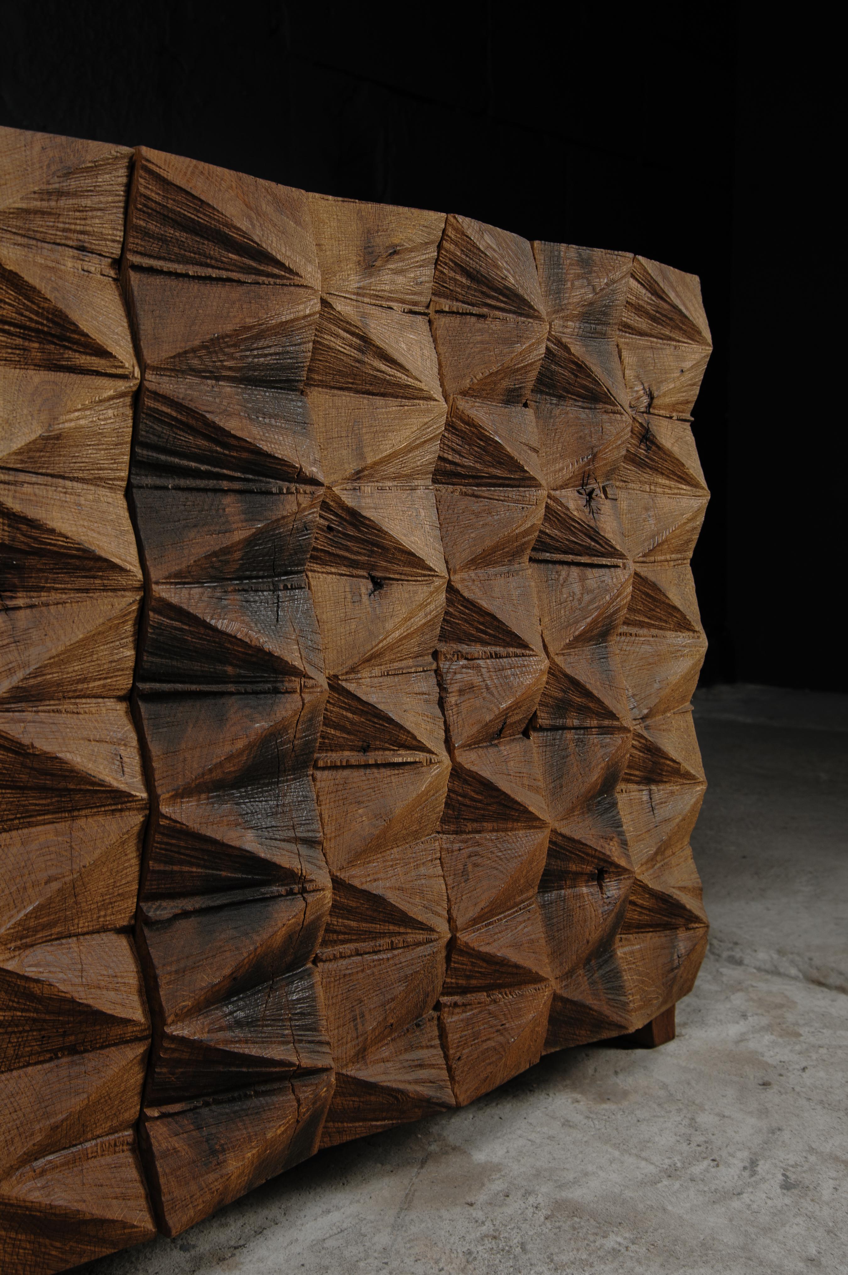 Armoire personnalisable, en bois d'Oak Wood Wood sculpté, Brown, motif en losange Neuf - En vente à Paris, IDF