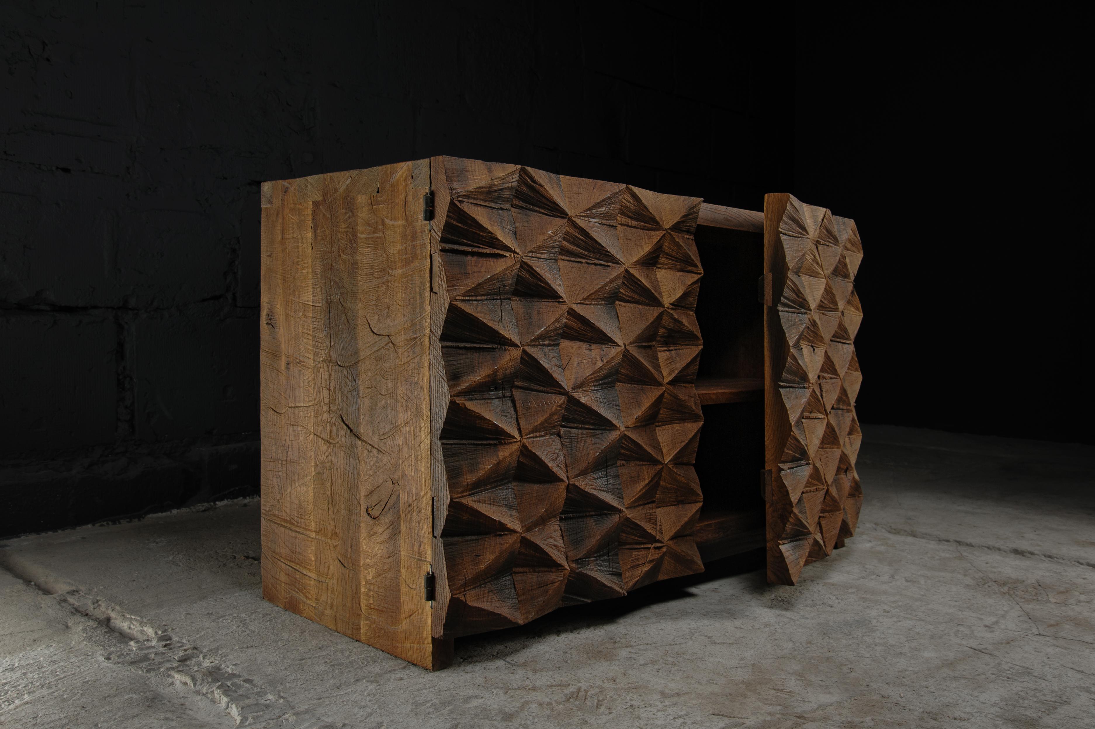 XXIe siècle et contemporain Armoire personnalisable, en bois d'Oak Wood Wood sculpté, Brown, motif en losange en vente