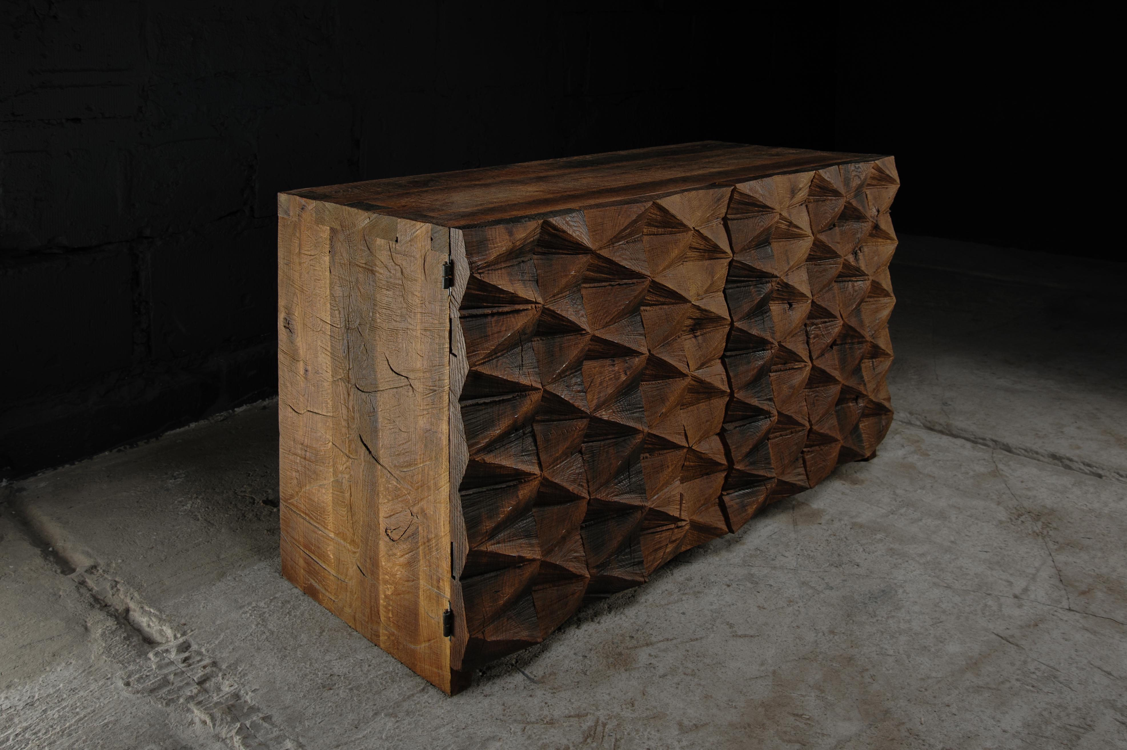 Chêne Armoire personnalisable, en bois d'Oak Wood Wood sculpté, Brown, motif en losange en vente