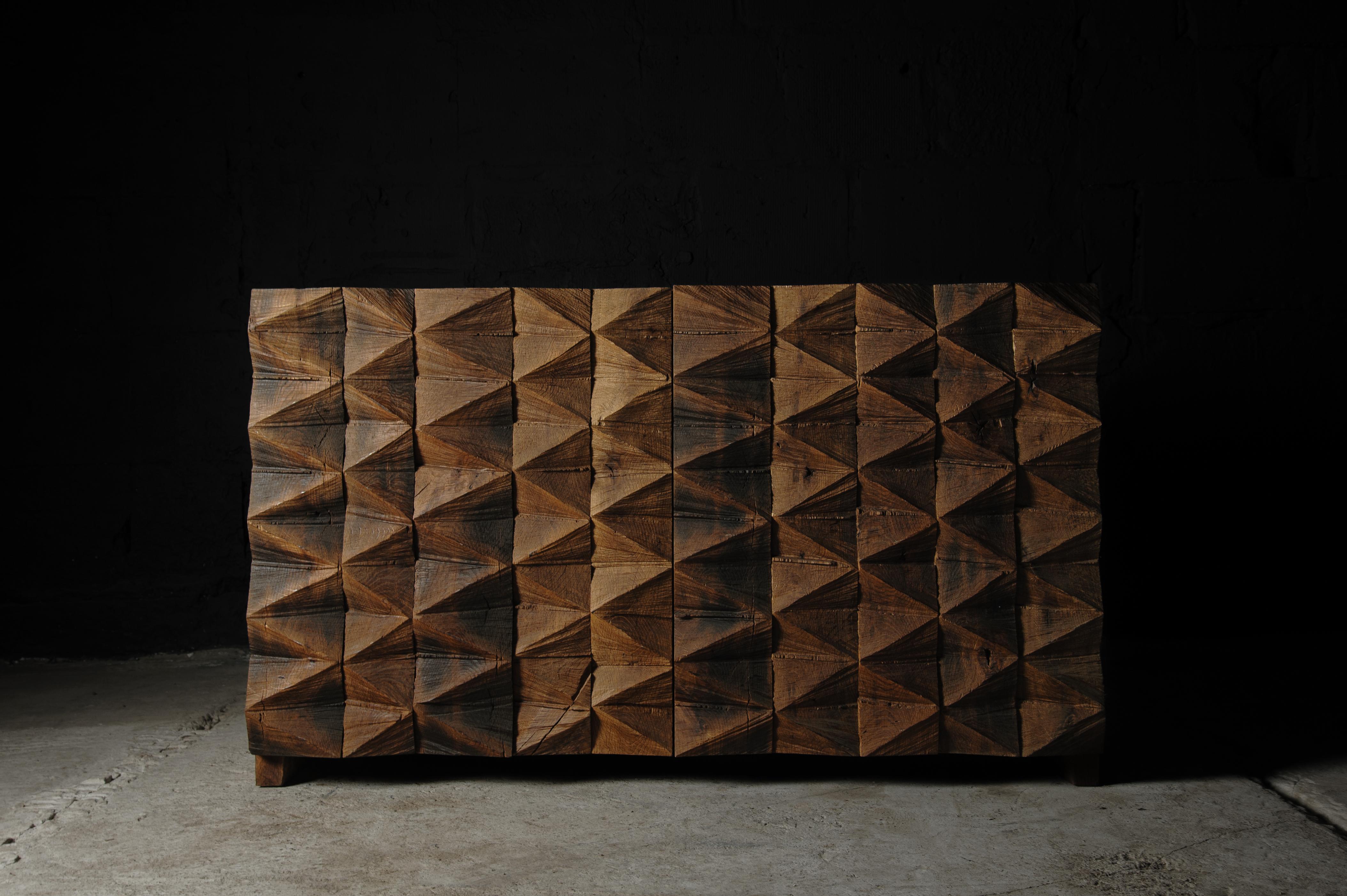 Armoire personnalisable, en bois d'Oak Wood Wood sculpté, Brown, motif en losange en vente 1