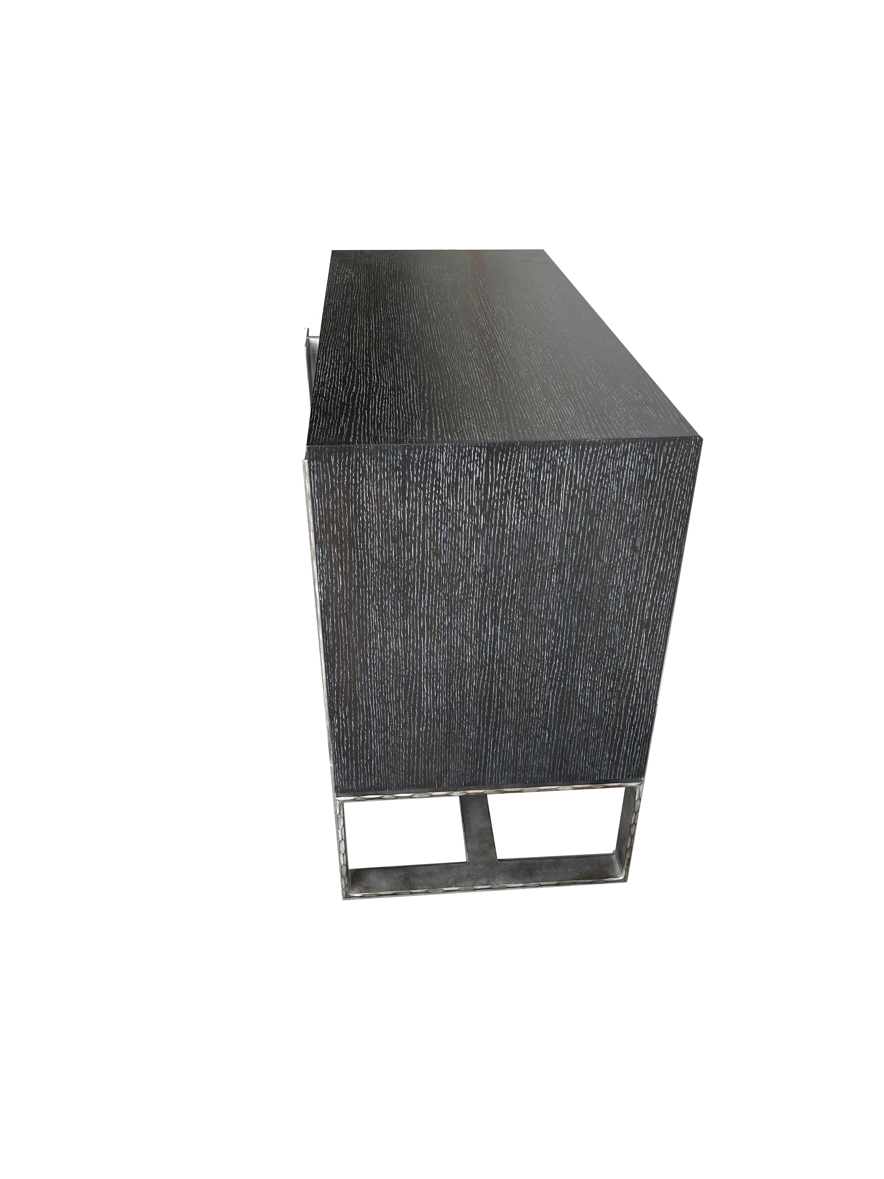 Americano Buffet moderno Chelsea a 2 porte con pelle grigia e metallo forgiato di Ercole Home in vendita