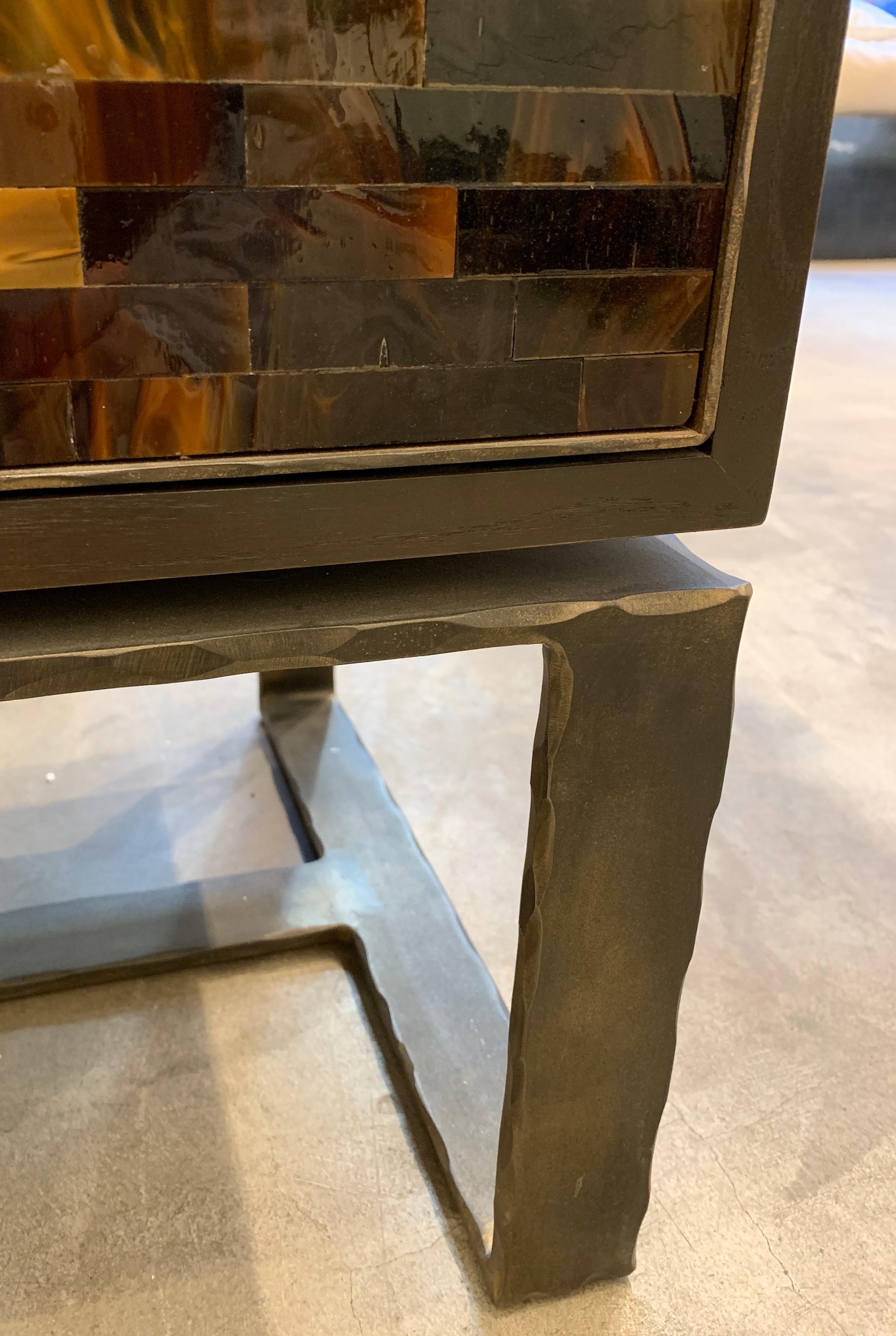 Americano Credenza moderna Chelsea in vetro marrone con base in metallo forgiato di Ercole Home in vendita
