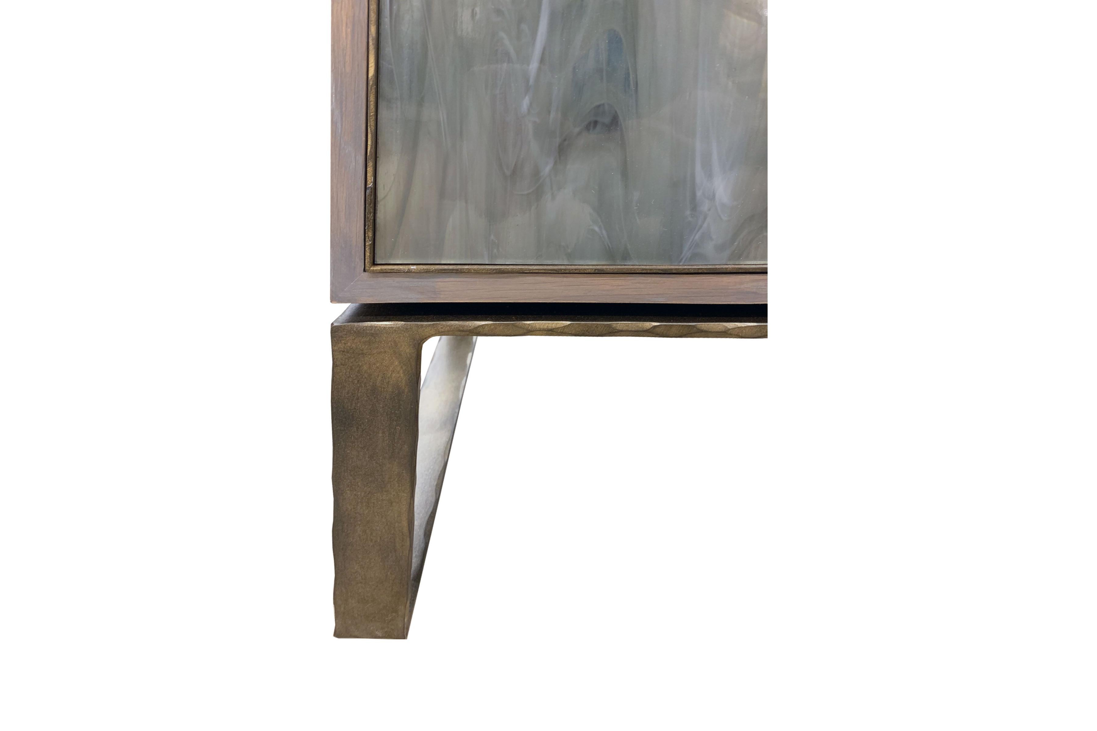 Martellato Buffet moderno Chelsea a 2 porte - Metallo forgiato e vetro grigio argento di Ercole Home in vendita