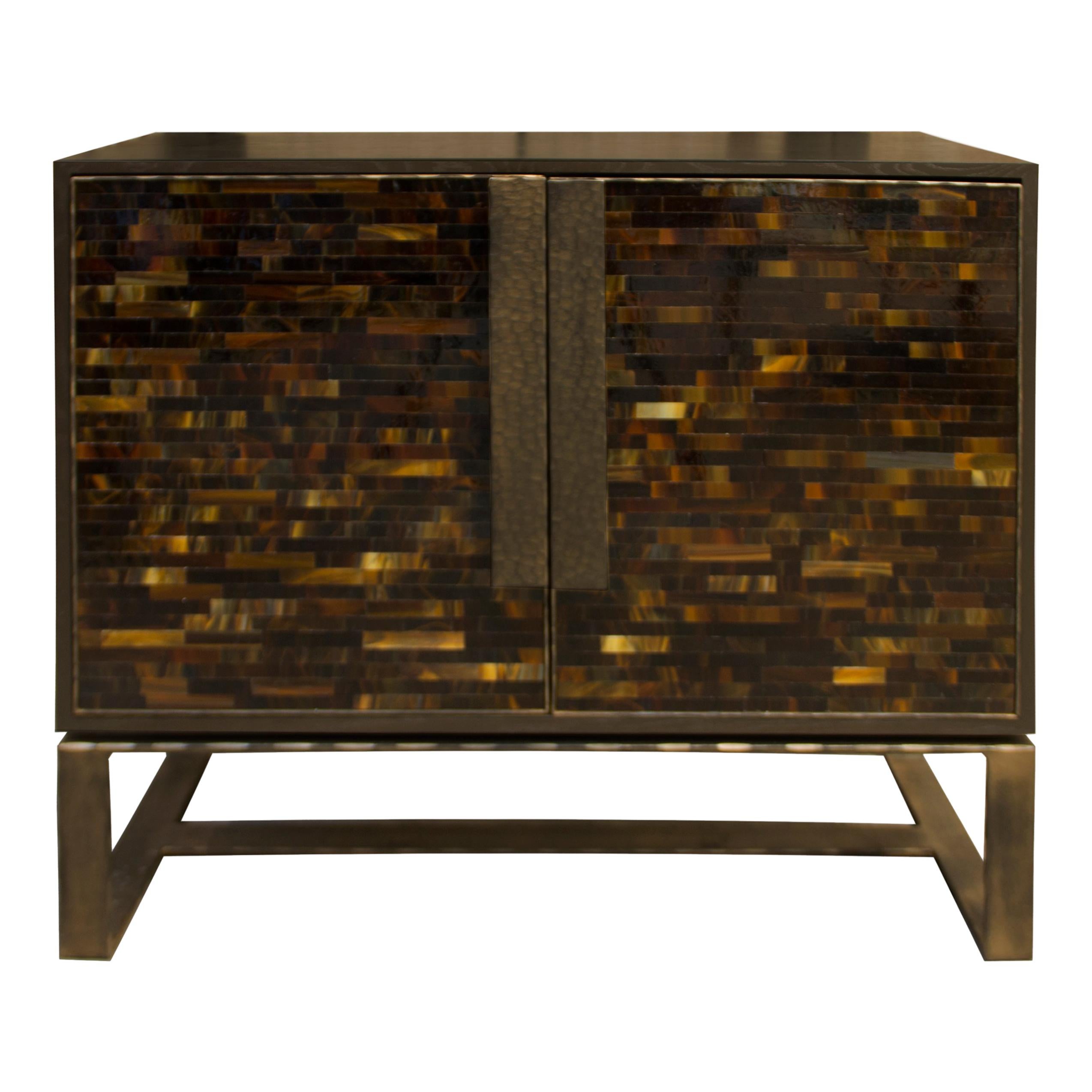 Legno Buffet moderno Chelsea a 2 porte - Metallo forgiato e vetro grigio argento di Ercole Home in vendita