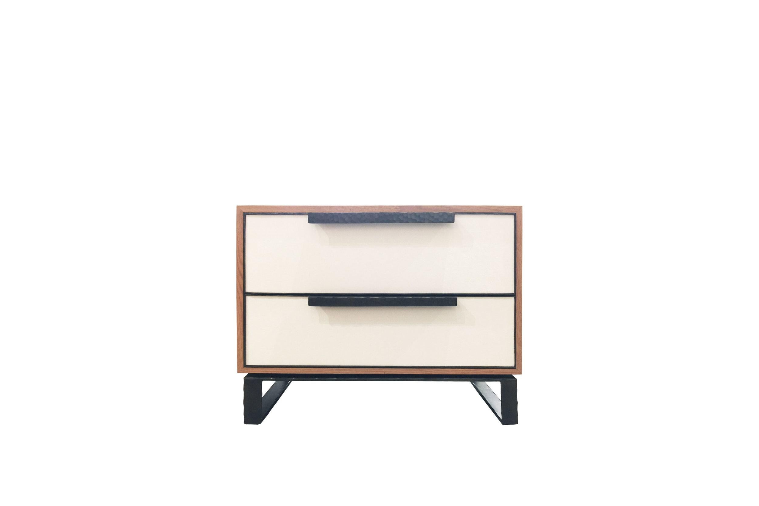 Moderner Chelsea-Nachttisch aus Leder mit 2 Schubladen und geschmiedetem Metall von Ercole Home (amerikanisch) im Angebot