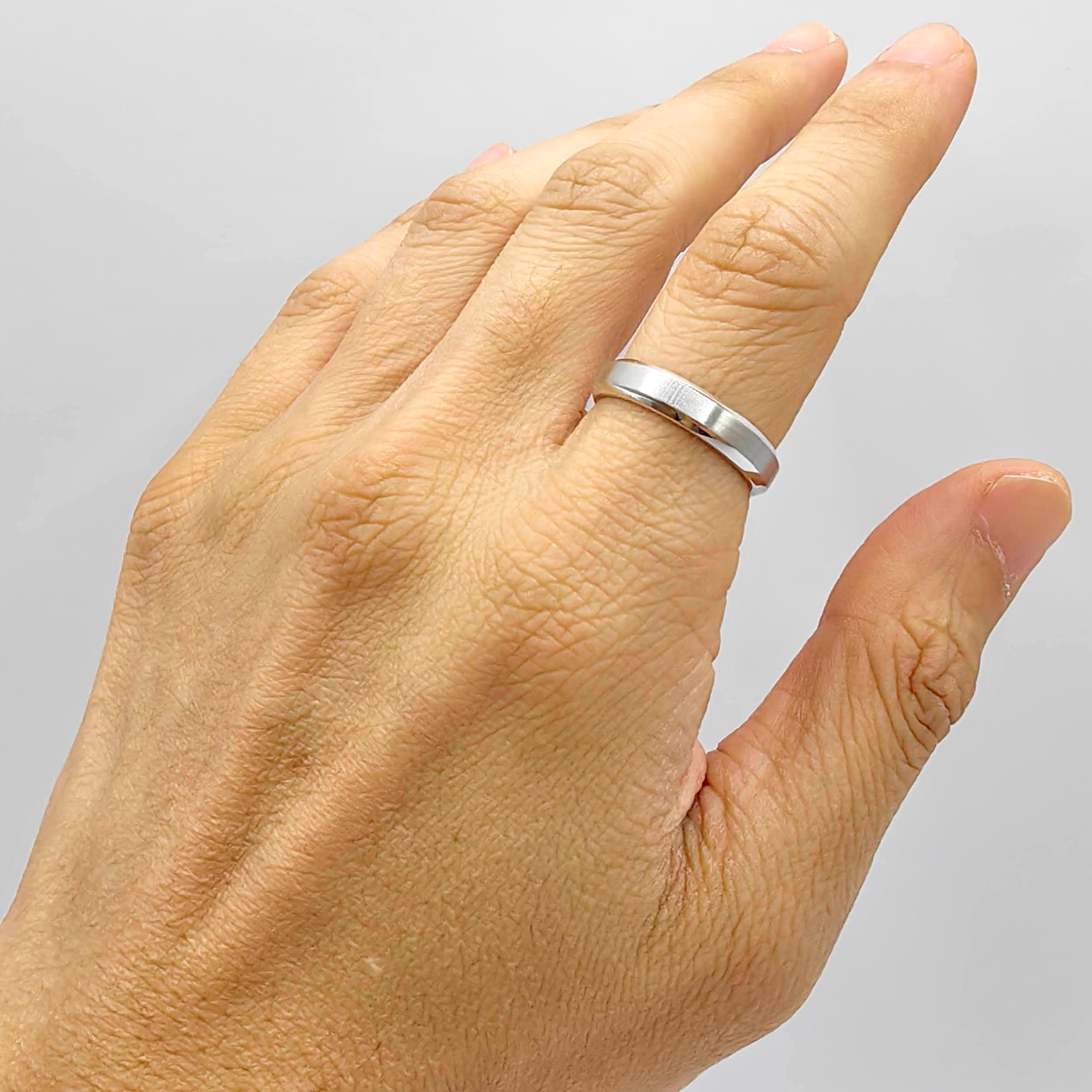 in vendita:  Fascia nuziale classica Comfort Fit con finitura lucida in oro bianco 14 carati personalizzabile 6