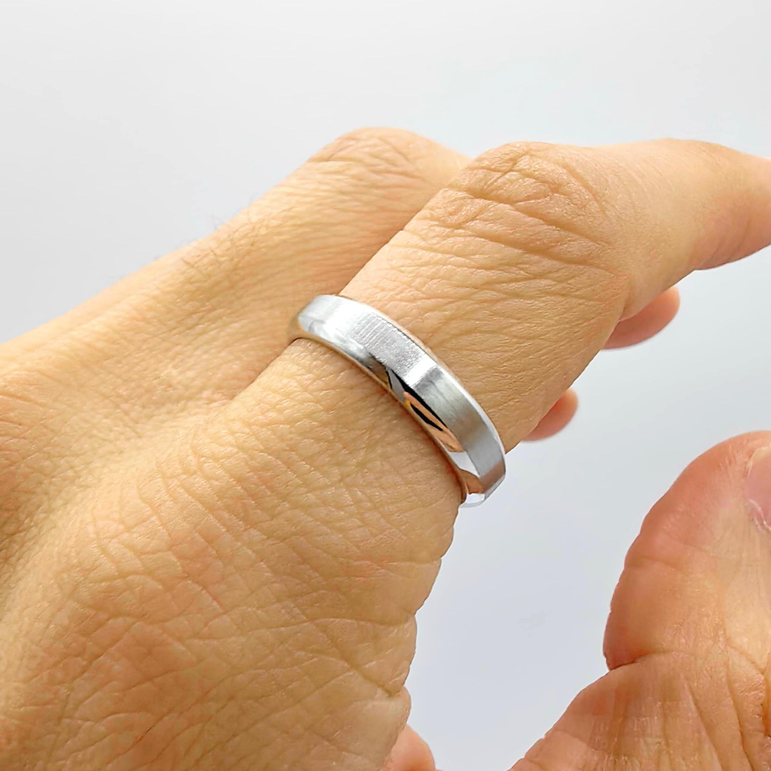 in vendita:  Fascia nuziale classica Comfort Fit con finitura lucida in oro bianco 14 carati personalizzabile 7