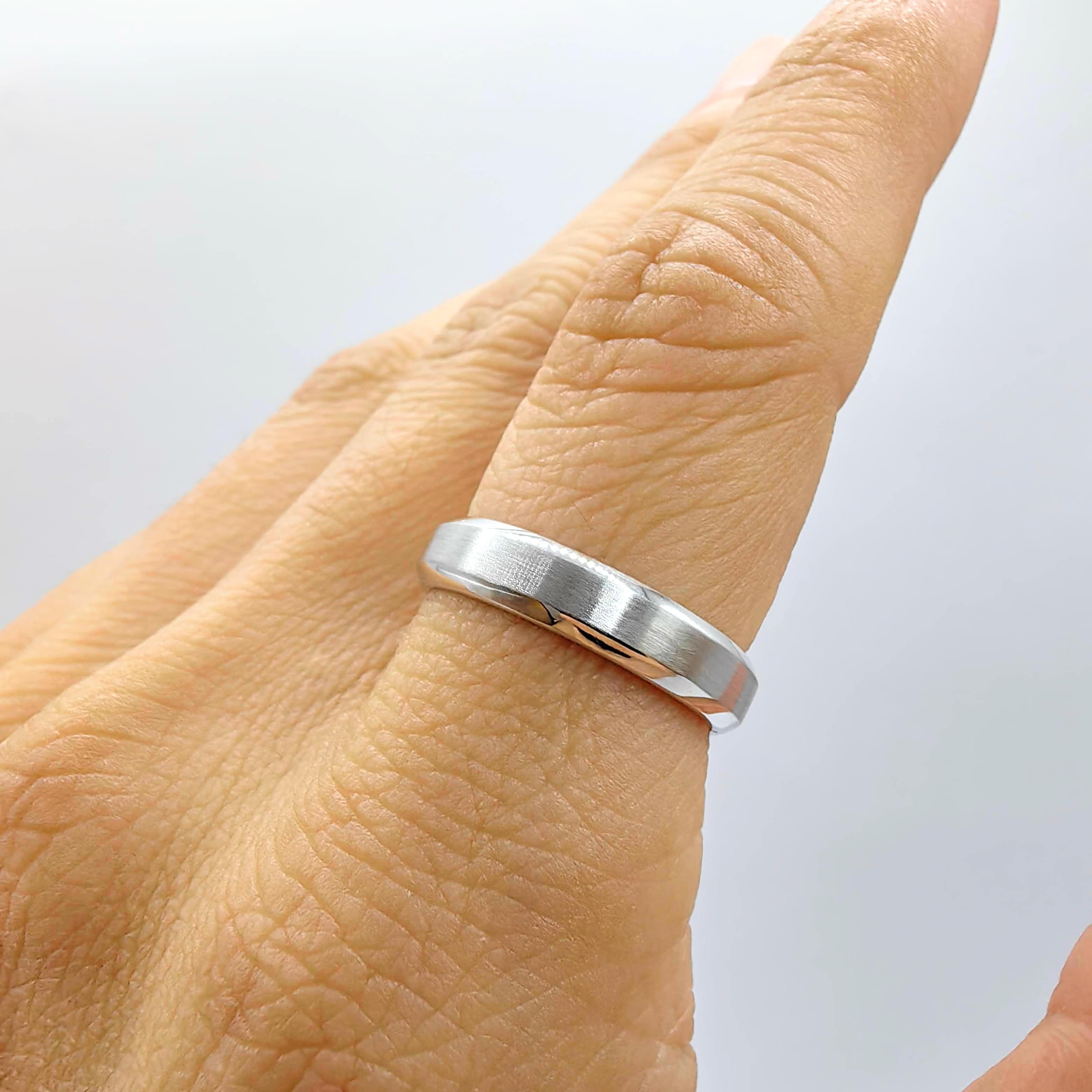 in vendita:  Fascia nuziale classica Comfort Fit con finitura lucida in oro bianco 14 carati personalizzabile 8