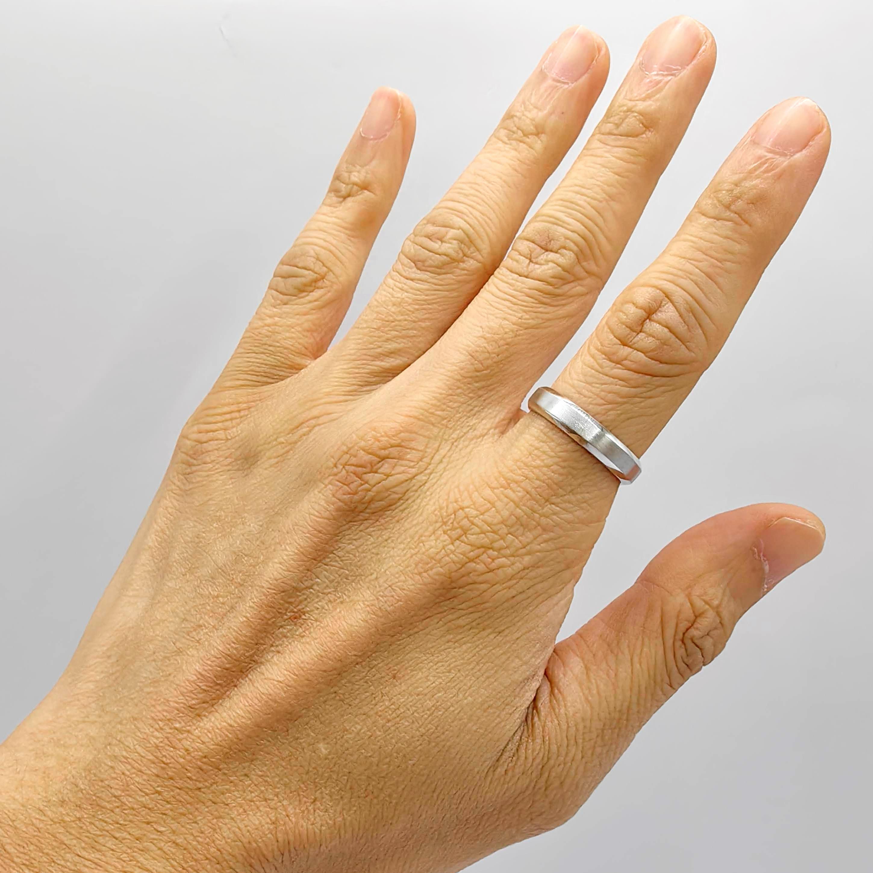 in vendita:  Fascia nuziale classica Comfort Fit con finitura lucida in oro bianco 14 carati personalizzabile 9