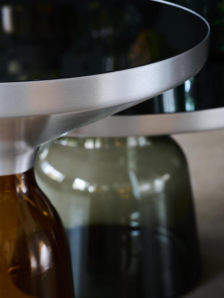 Table metal top frame aluminium
& tabletop crystal glass black

Side and coff ee table. Hand-blown glass base in various colours. Metal top frame
solid aluminium, with clear varnish. Tabletop crystal glass, black lacquered, or marble
tabletop in