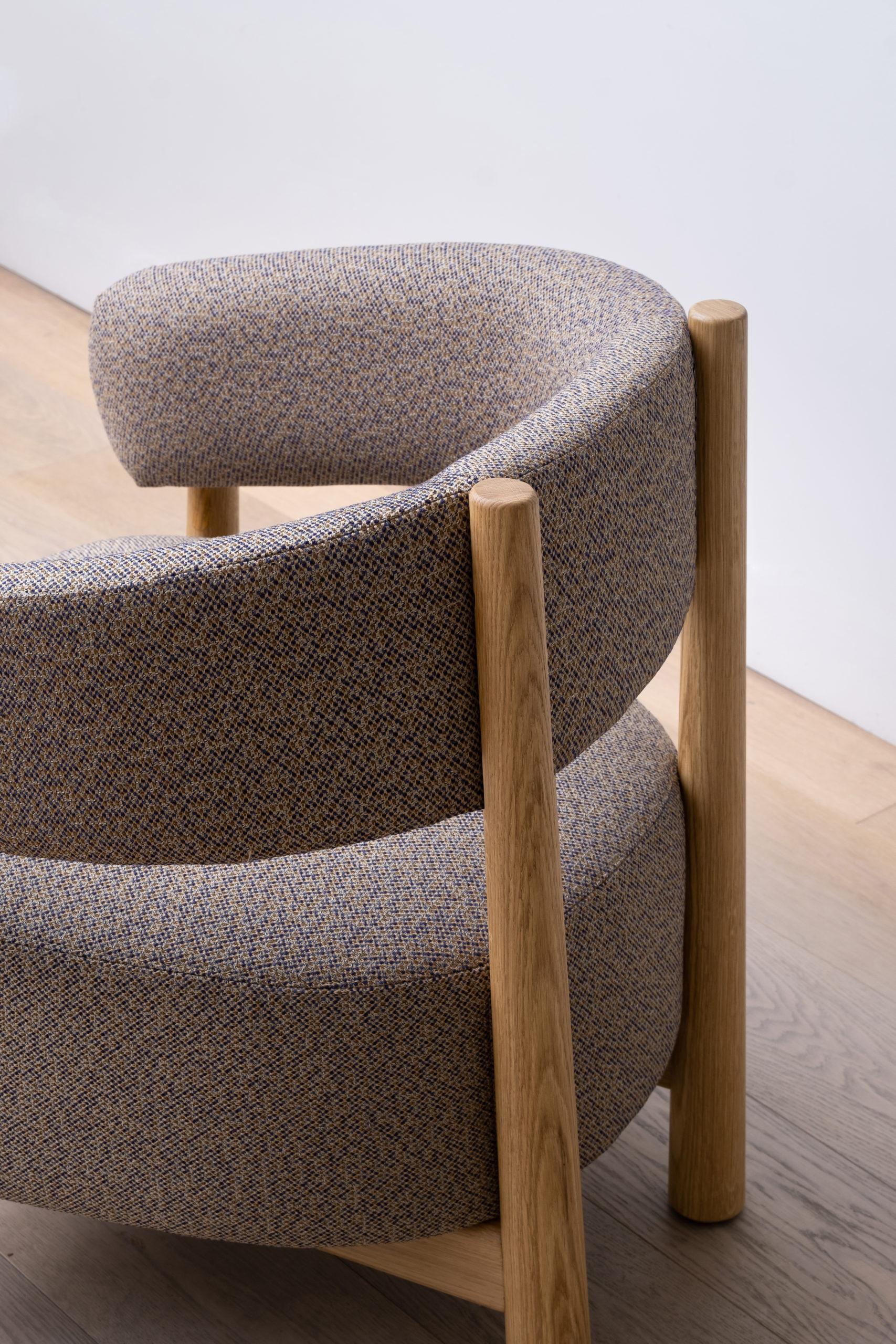 Sillón con reposabrazos, estructura de roble macizo natural, o fresno macizo negro.
Asiento y respaldo de espuma de poliuretano de diferentes densidades, tapizados
en tejido.
Dimensiones: 76x68xH70cm - culo / asiento 40cm