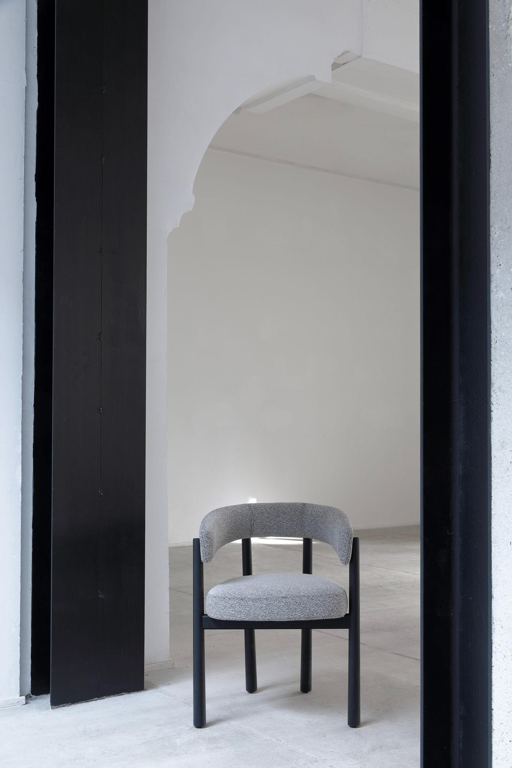 Struktur aus massiver Eiche natur oder schwarz gebeizter Esche massiv

Sitz und Rückenlehne gepolstert mit Stoff

Abmessungen:
53x51xH74cm - Sitzfläche 46cm

Preis für den Ausgangsstoff angegeben.