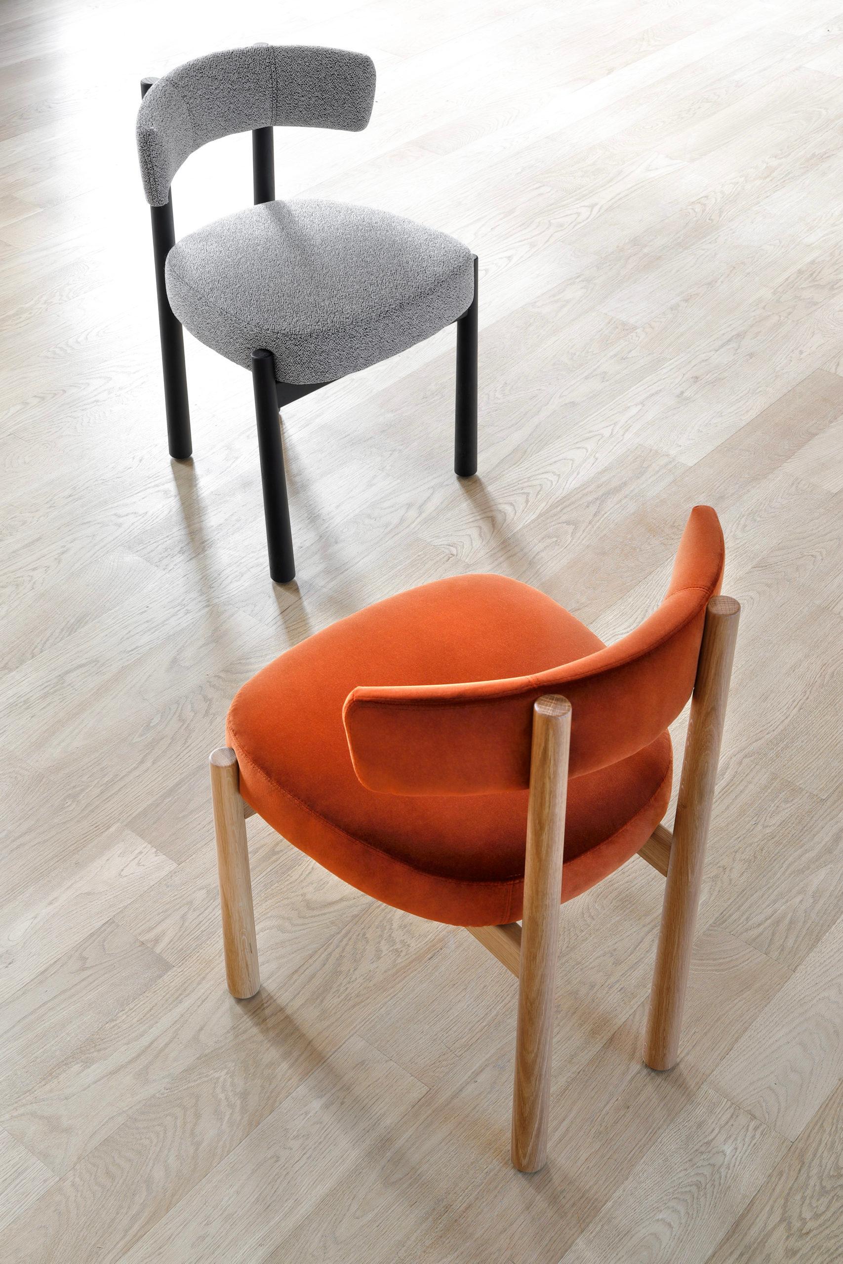 Struktur aus massiver Eiche natur oder schwarz gebeizter Esche massiv

Sitz und Rückenlehne gepolstert mit Stoff

Abmessungen:
53x51xH74cm - Sitzfläche 46cm