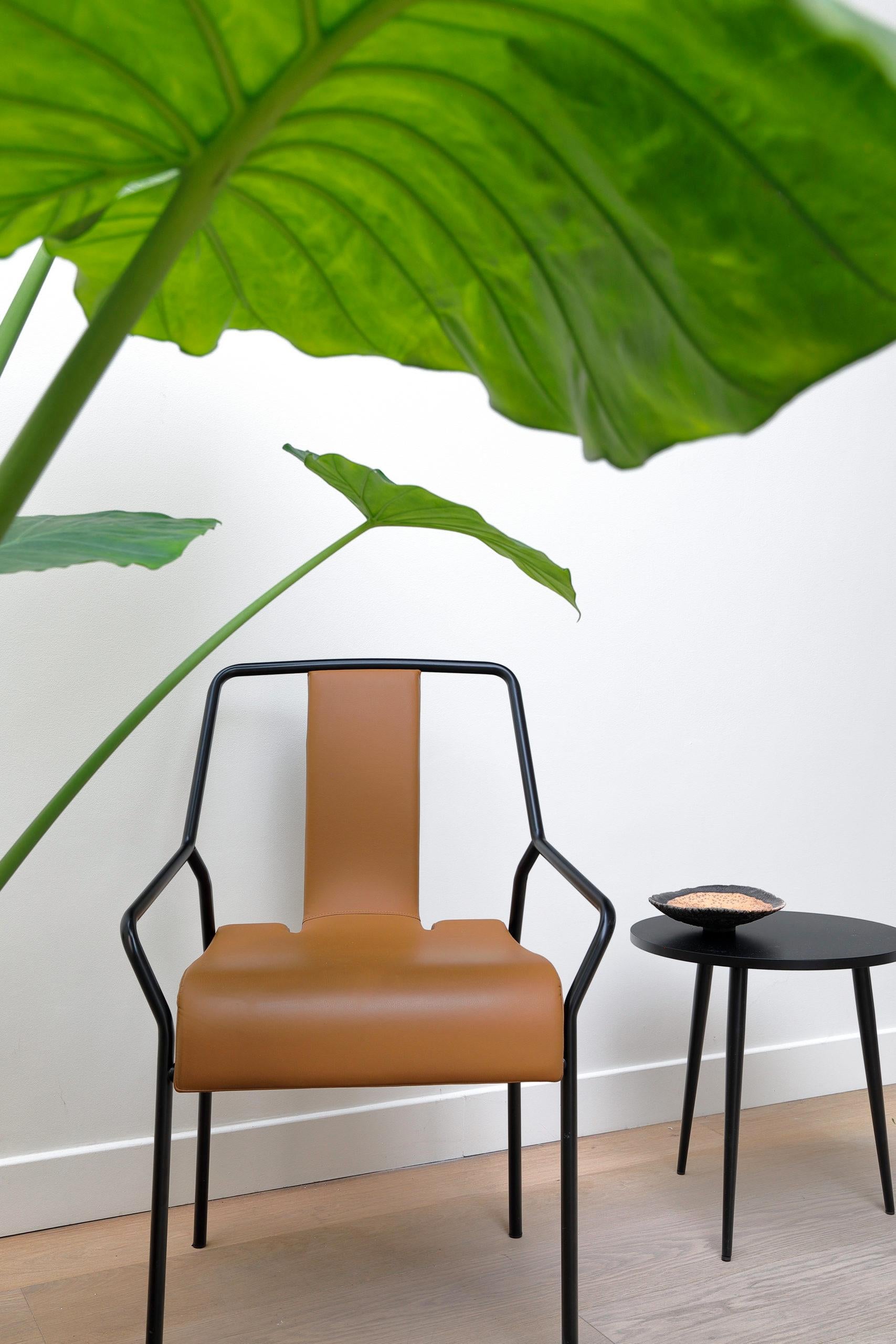 Il designer giapponese Shin Azumi ha creato 2 sedie in metallo laccato o cromato e impiallacciatura di quercia modellata, sotto pressione e verniciata, la Dao e la Loulou. Sono ergonomiche, comode e impilabili. Esistono in versione imbottita e