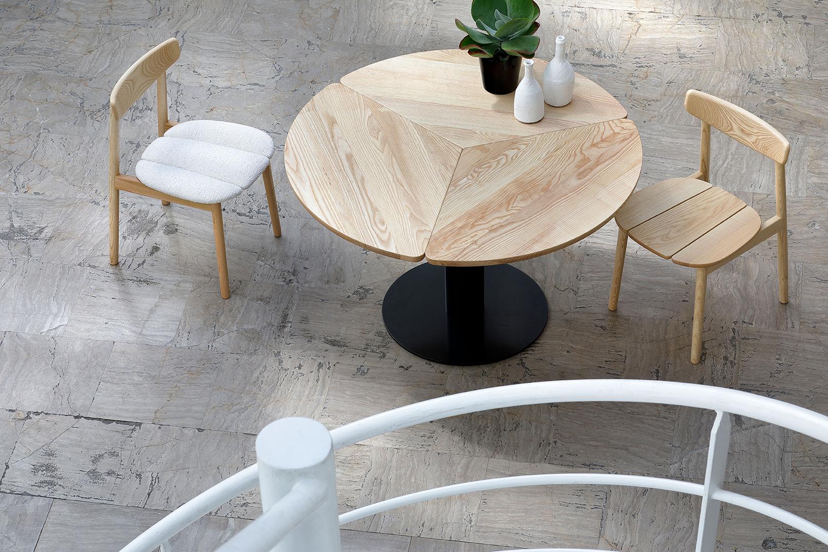 Dimensioni :
45x42xH78cm - seduta 46cm
Sedia in frassino massiccio verniciato naturale o tinto nero.