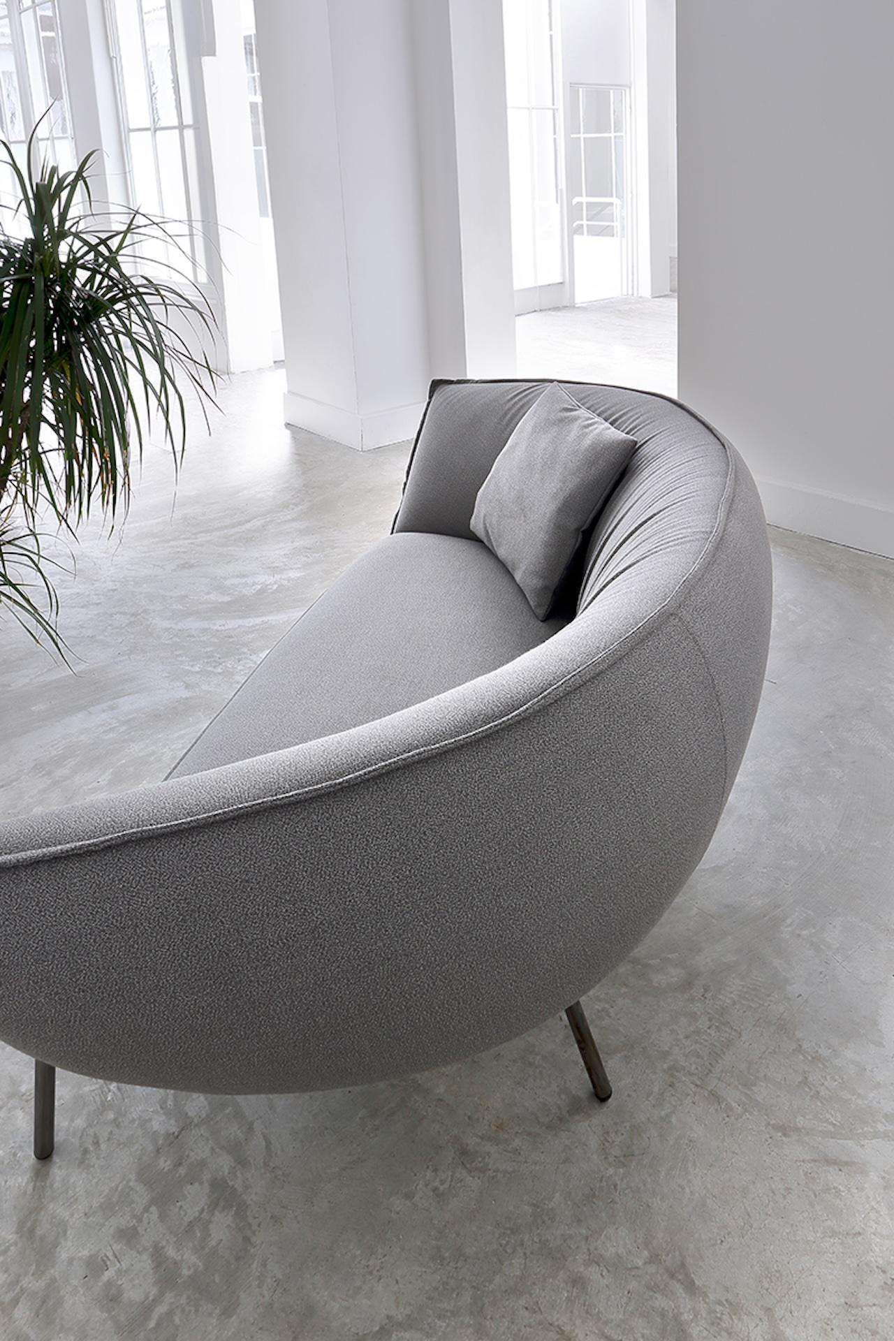Sofa, black lacquered metal structure, seat and back
coated with polyurethane foam expanded with a density of 50 kg and
35 kg square meter and fabric upholstered.
Dimensions: 197x95xH85cm - assise / seat 40cm

Price listed for starting fabric
