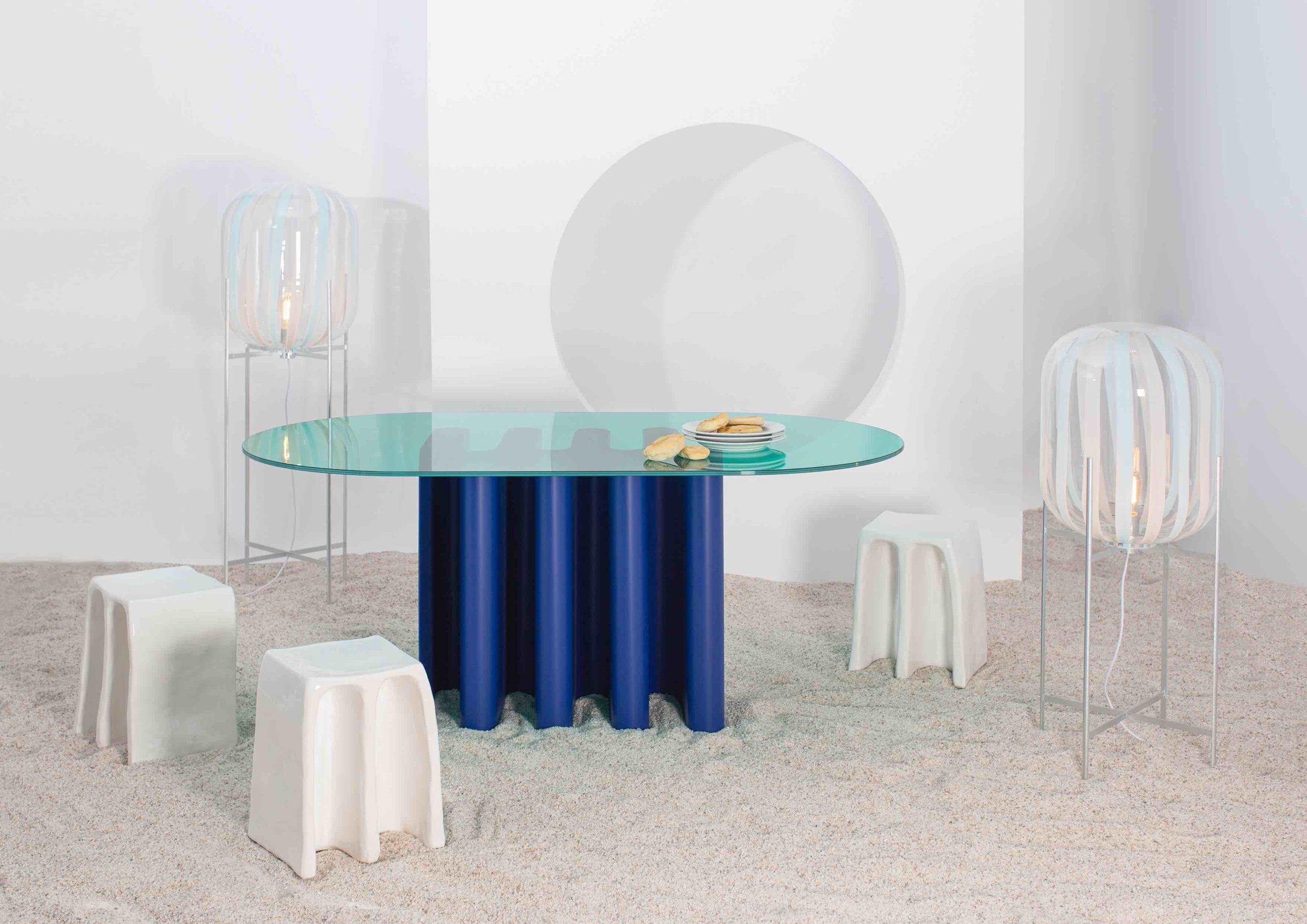 Clear lines, avant-garde shape: Julia Chiaramonti’s design philosophy is inspired by the material’s distinctiveness. The base of tavolino2 side table and tavolo2 dining table is made of powder-coated or lacquered aluminum waves tamed by a glass top