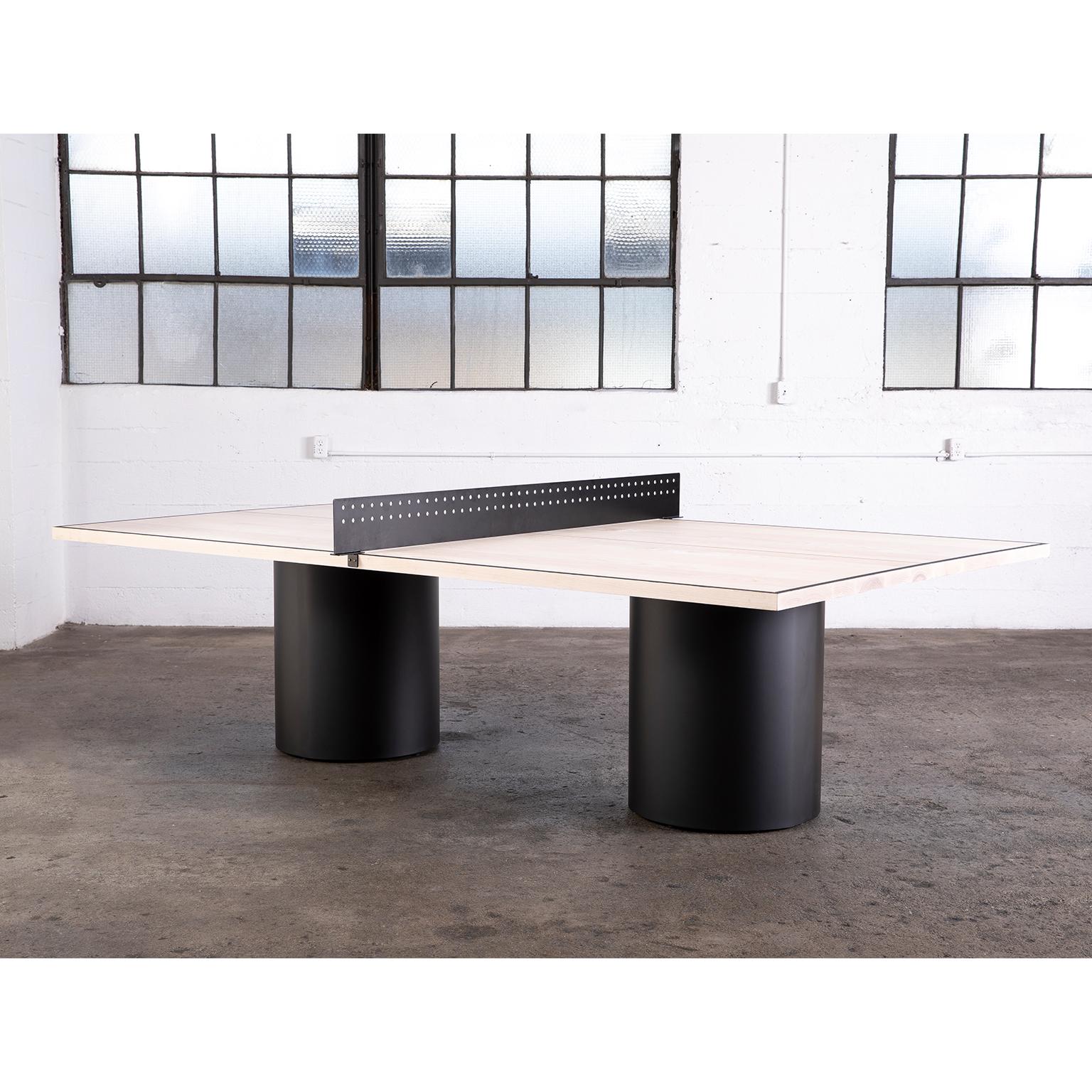 Der Column Ping Pong Table ist unsere moderne Version eines klassischen Spiels. Die matte Holzplatte des Tisches wird von zwei Metallsäulen getragen, die in mattschwarz oder weiß pulverbeschichtet oder nach Ihren Wünschen lackiert werden können. Die