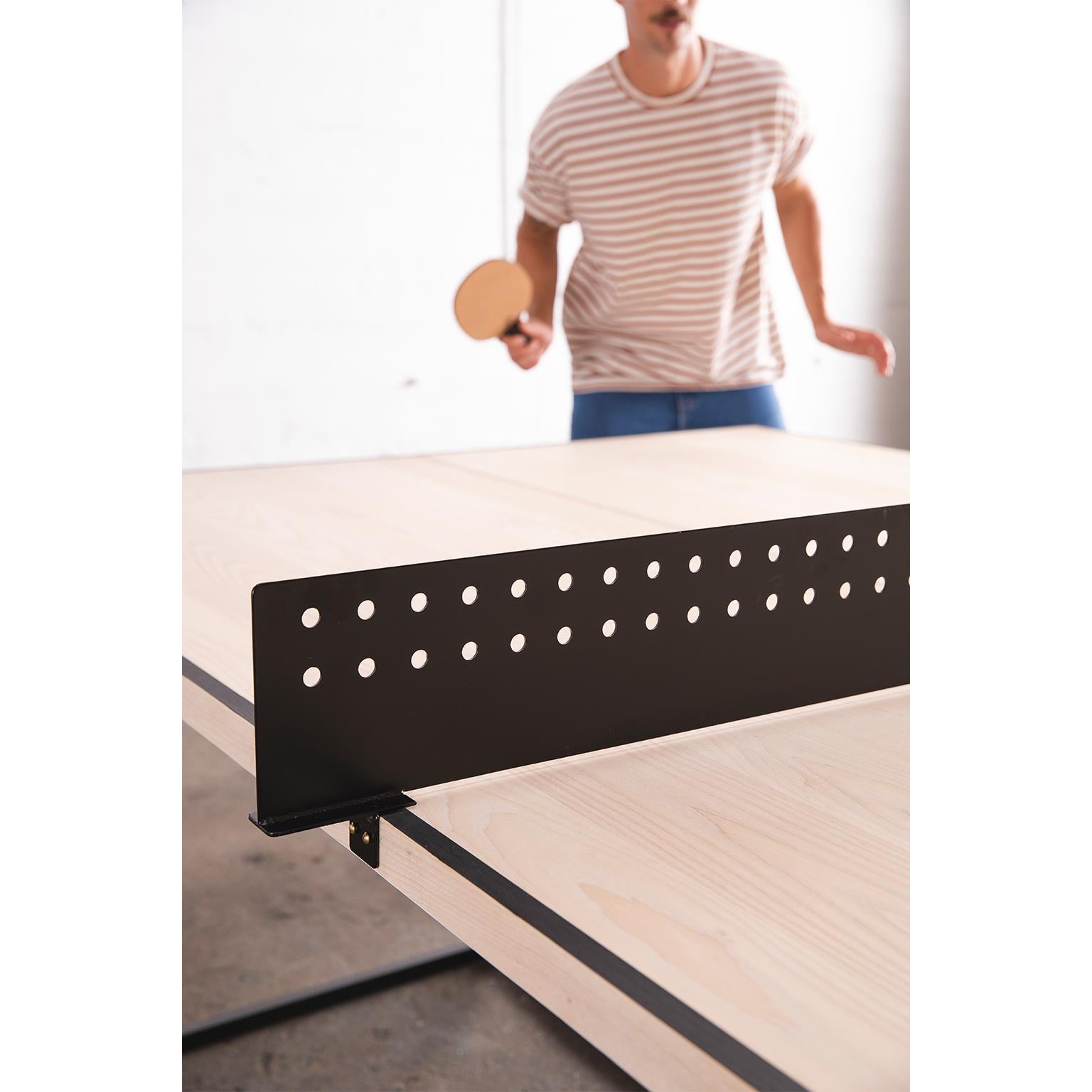 Moderner „Column“ Ping Pong-Tisch mit spielender Oberfläche aus Eschenholz und Stahlfuß (Kanadisch) im Angebot