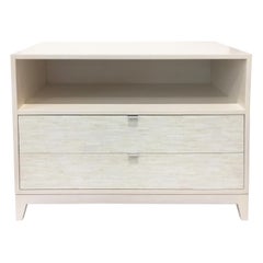 Table de nuit moderne de Milan en mosaïque de verre ivoire avec chêne ivoire par Ercole Home