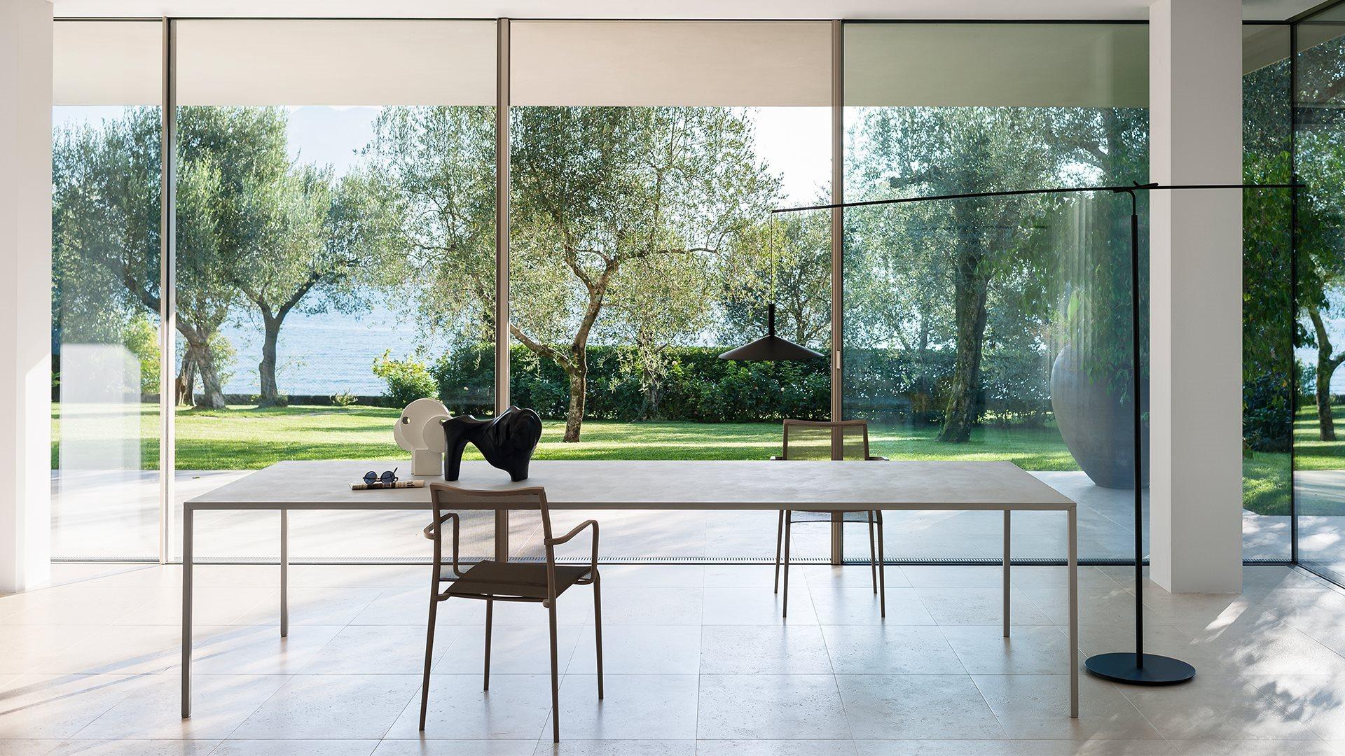 25
Metrica (Bruno Fattorini - Robin Rizzini) · 2011
An archetype table, 25 takes its name from the minimum thickness of the top and leg, precisely 25 mm. The absolute essence of the Avant-Garde, 25 won the 2014 Compasso d'Oro design award for 