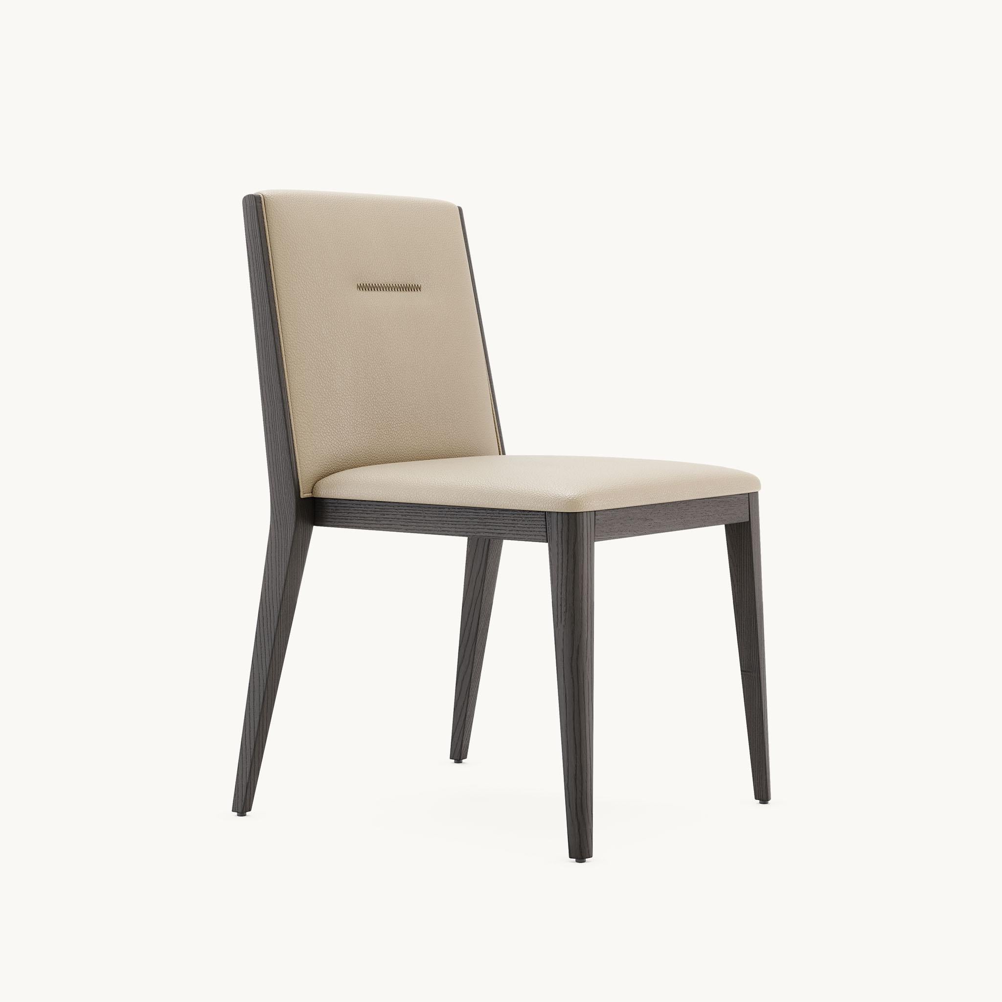 Questa sedia minimalista è un pezzo d'arredamento di grande effetto che combina l'estetica moderna con l'artigianato tradizionale. 
Panoramica della sedia
Design
Stile contemporaneo: La sedia Frank presenta un design moderno caratterizzato da linee