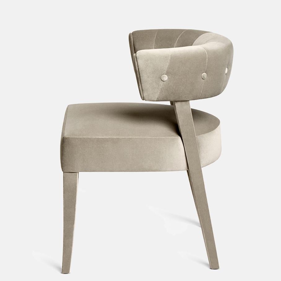Anpassbarer Designerstuhl mit geschwungener Rückenlehne und ergonomischem Design im Zustand „Neu“ im Angebot in NEW YORK, NY