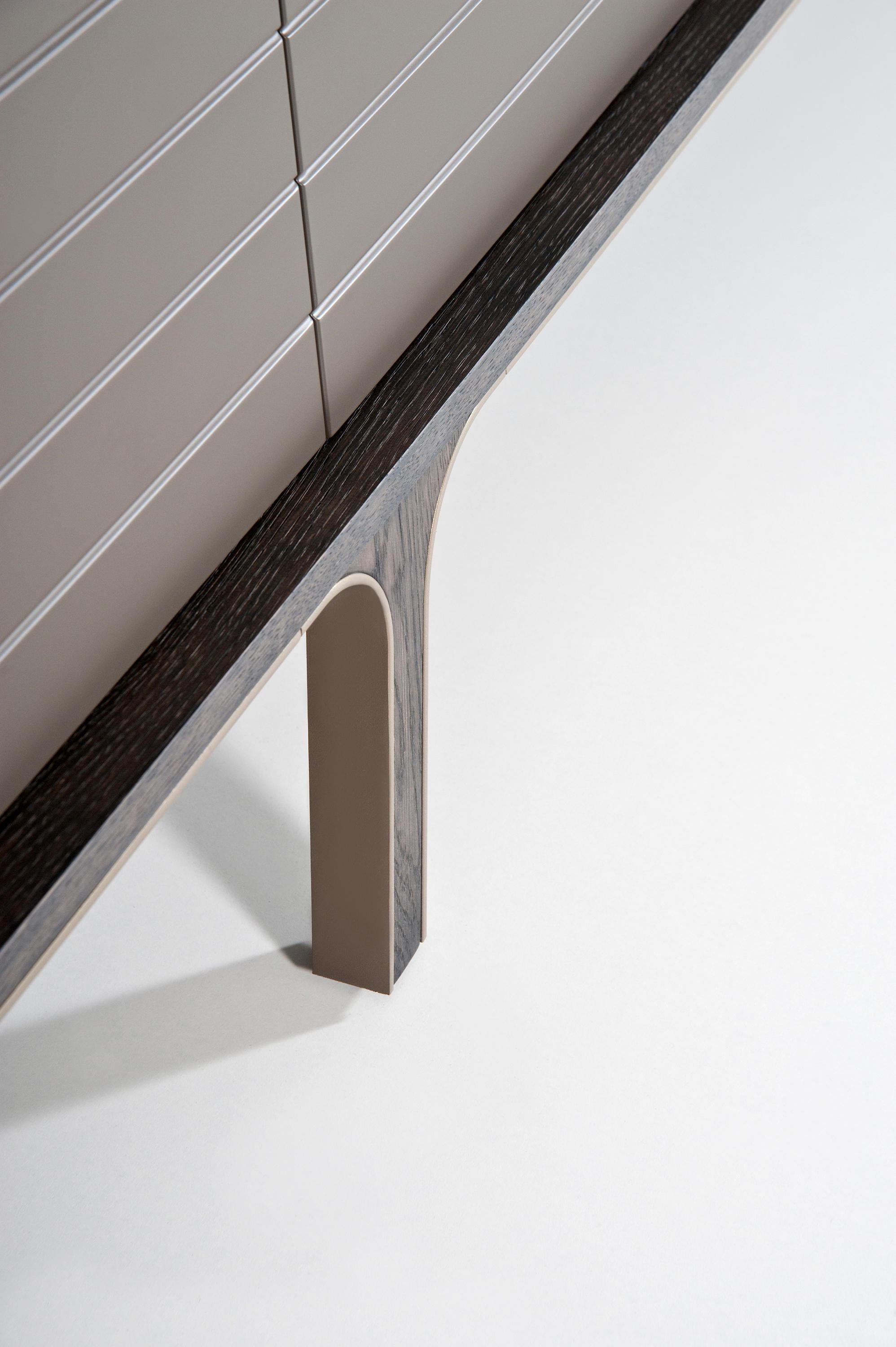Credenza di design personalizzabile in lacca giallo oro In condizioni Nuovo in vendita a NEW YORK, NY