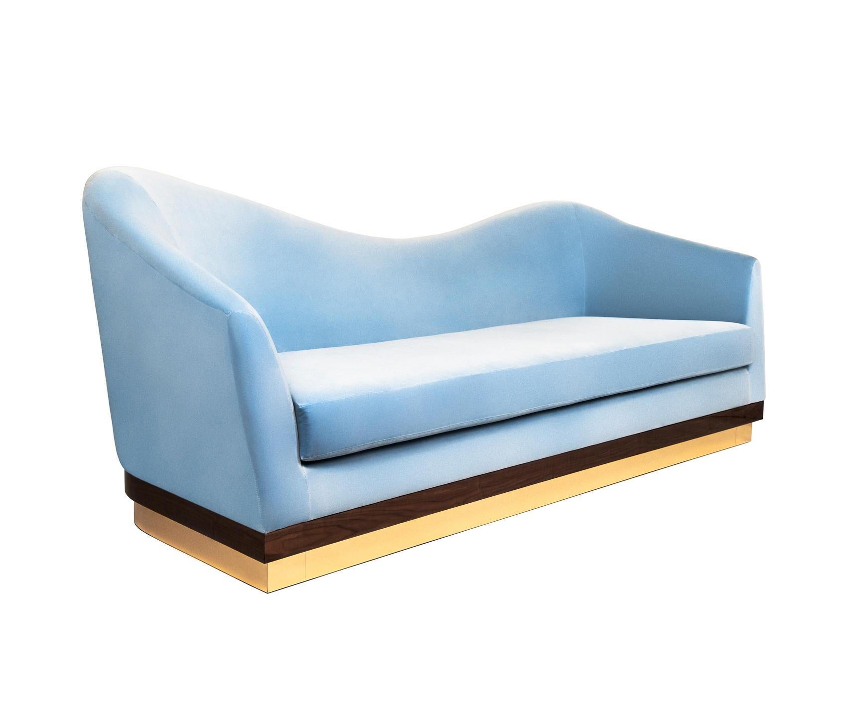 Questo divano presenta un design senza tempo con una silhouette classica, che lo rende un'aggiunta versatile a diversi stili di interni. Le sue linee eleganti e le proporzioni equilibrate trasudano raffinatezza e charme.
Dettagli di lusso: Il divano