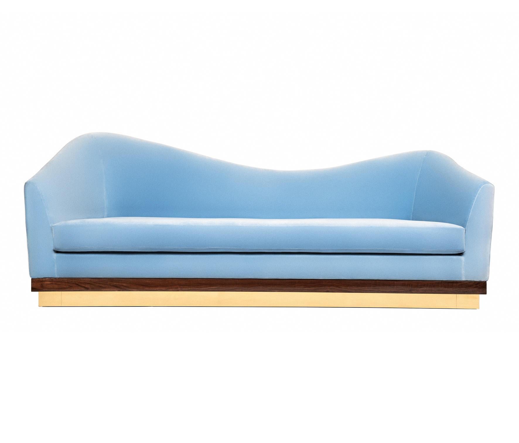 Moderno Divano di design personalizzabile con Silhouette classica e morbida tappezzeria in velluto in vendita