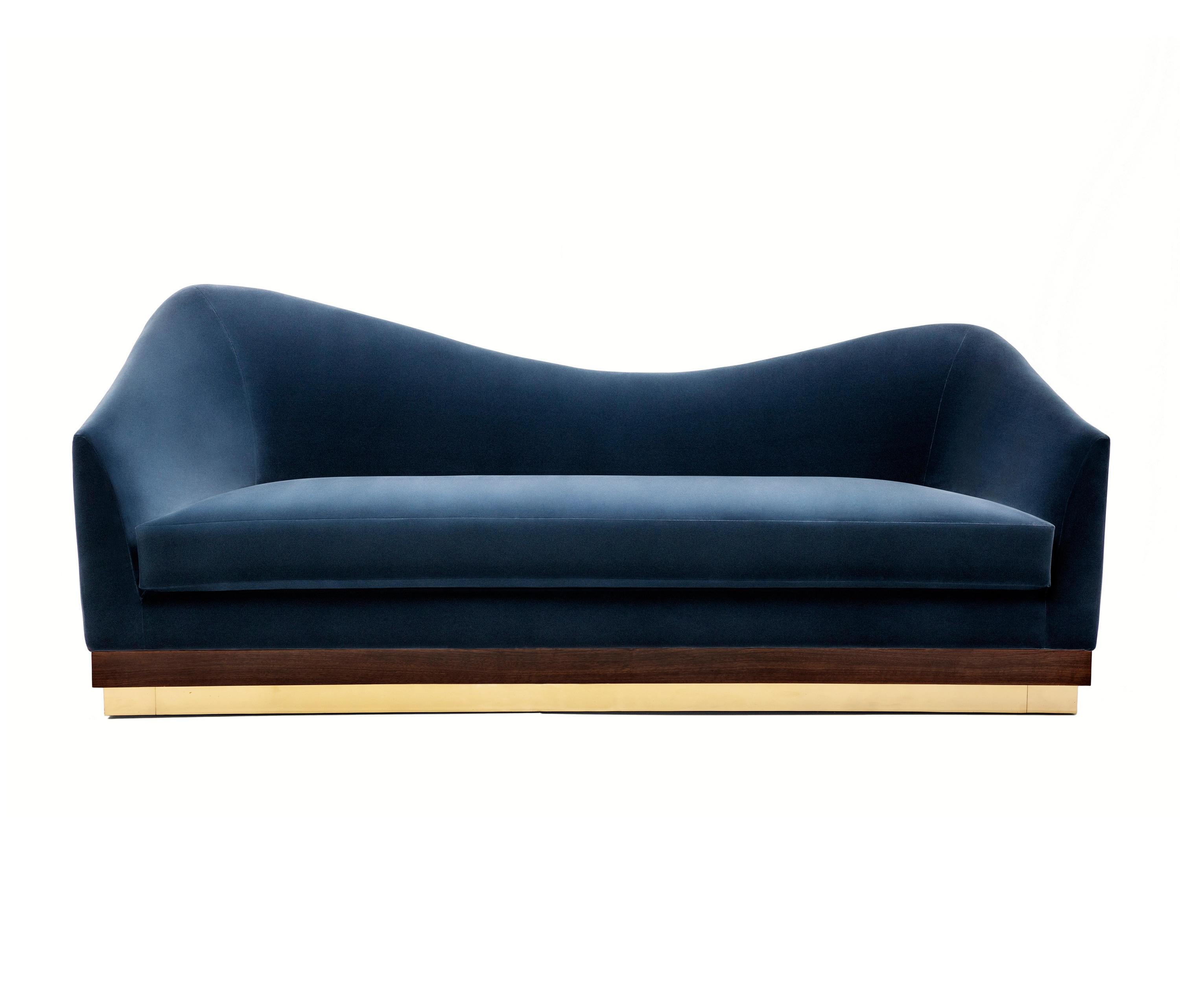 Fatto a mano Divano di design personalizzabile con Silhouette classica e morbida tappezzeria in velluto in vendita
