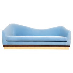 Sofá de diseño personalizable con silueta clásica y tapicería de terciopelo suave