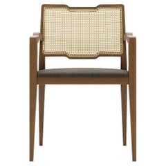 Anpassbarer Esszimmersessel mit Rattanrückenlehne und Details in Nussbaum-Finish