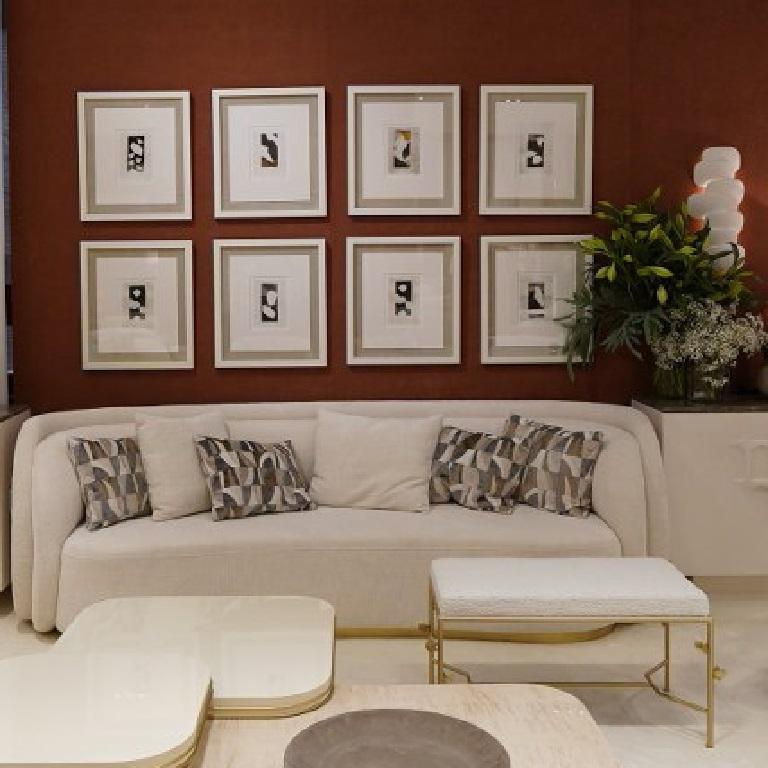 Fait main Canapé à double dossier personnalisable avec Silhouette courbée en tissu Ultra Suede en vente