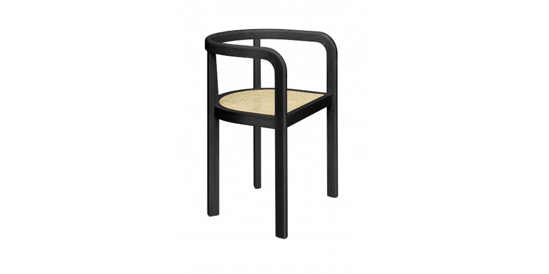 Conçue en 1926, la chaise STUTTGART illustre la géométrie et la rationalité inhérentes à l'esthétique expressive de Richard Herre. Fabriqué en bois massif, le dossier incurvé caractéristique de STUTTGART incarne le savoir-faire traditionnel et