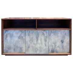 Buffet moderne à portes coulissantes en verre bleu argenté Églomisé par Ercole Home