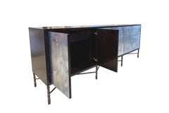 Buffet moderne en verre bleu argenté Églomisé avec base en métal sur mesure par Ercole Home