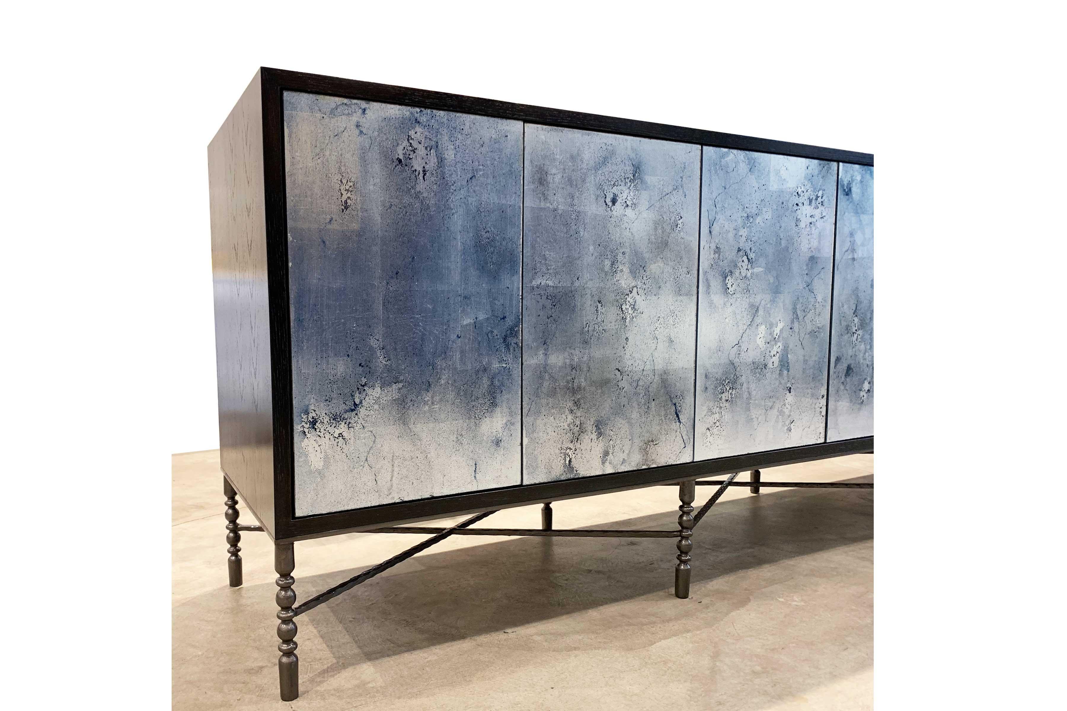 Moderne Buffet moderne en verre bleu argenté Églomisé avec base en métal sur mesure par Ercole Home en vente
