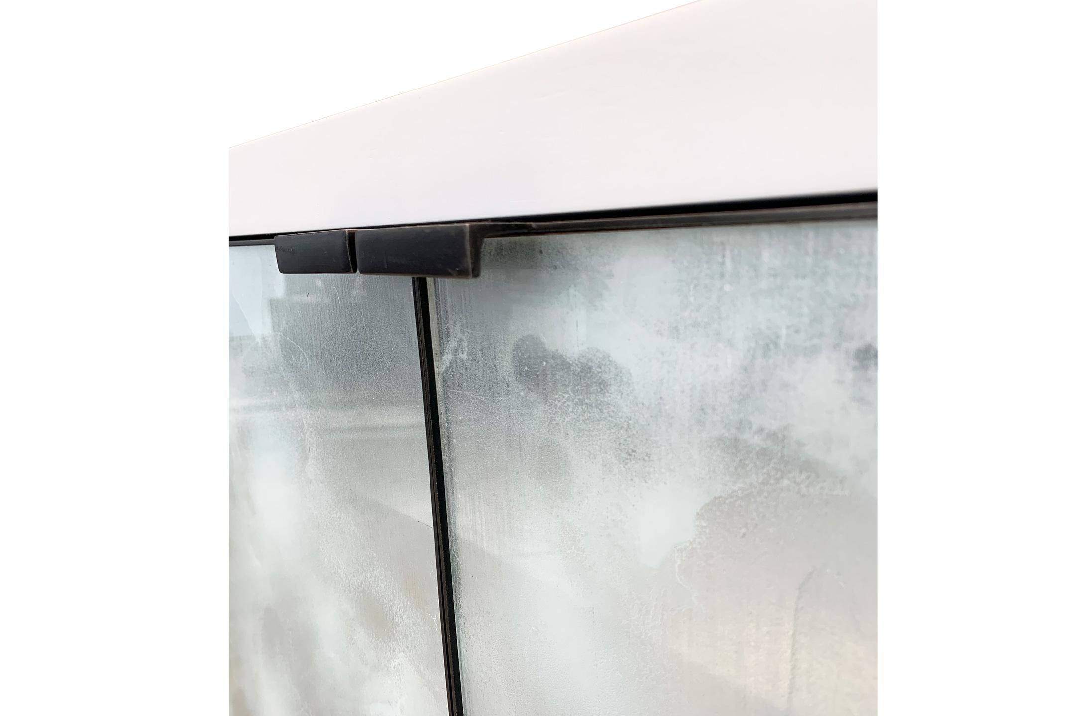 Modernes Églomisé Buffet aus weißem Silberglas mit maßgeschneidertem Metallsockel von Ercole Home im Zustand „Neu“ im Angebot in Brooklyn, NY