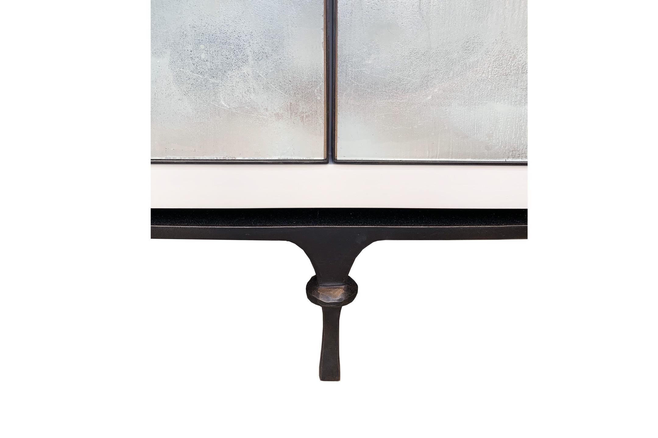 Modernes Églomisé Buffet aus weißem Silberglas mit maßgeschneidertem Metallsockel von Ercole Home (21. Jahrhundert und zeitgenössisch) im Angebot