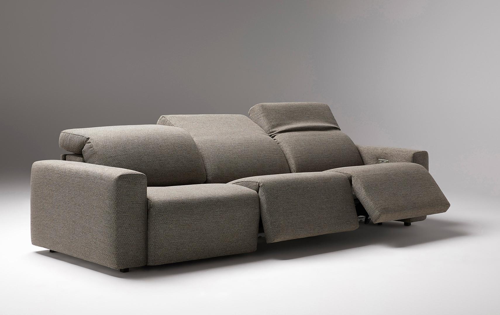 Customizable Electric Reclining Sofa For Home Cinemas In High Resistance Velvet For Sale 2