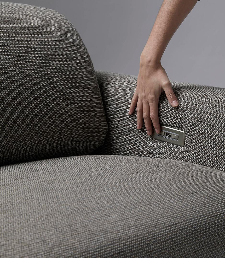 Customizable Electric Reclining Sofa For Home Cinemas In High Resistance Velvet For Sale 1