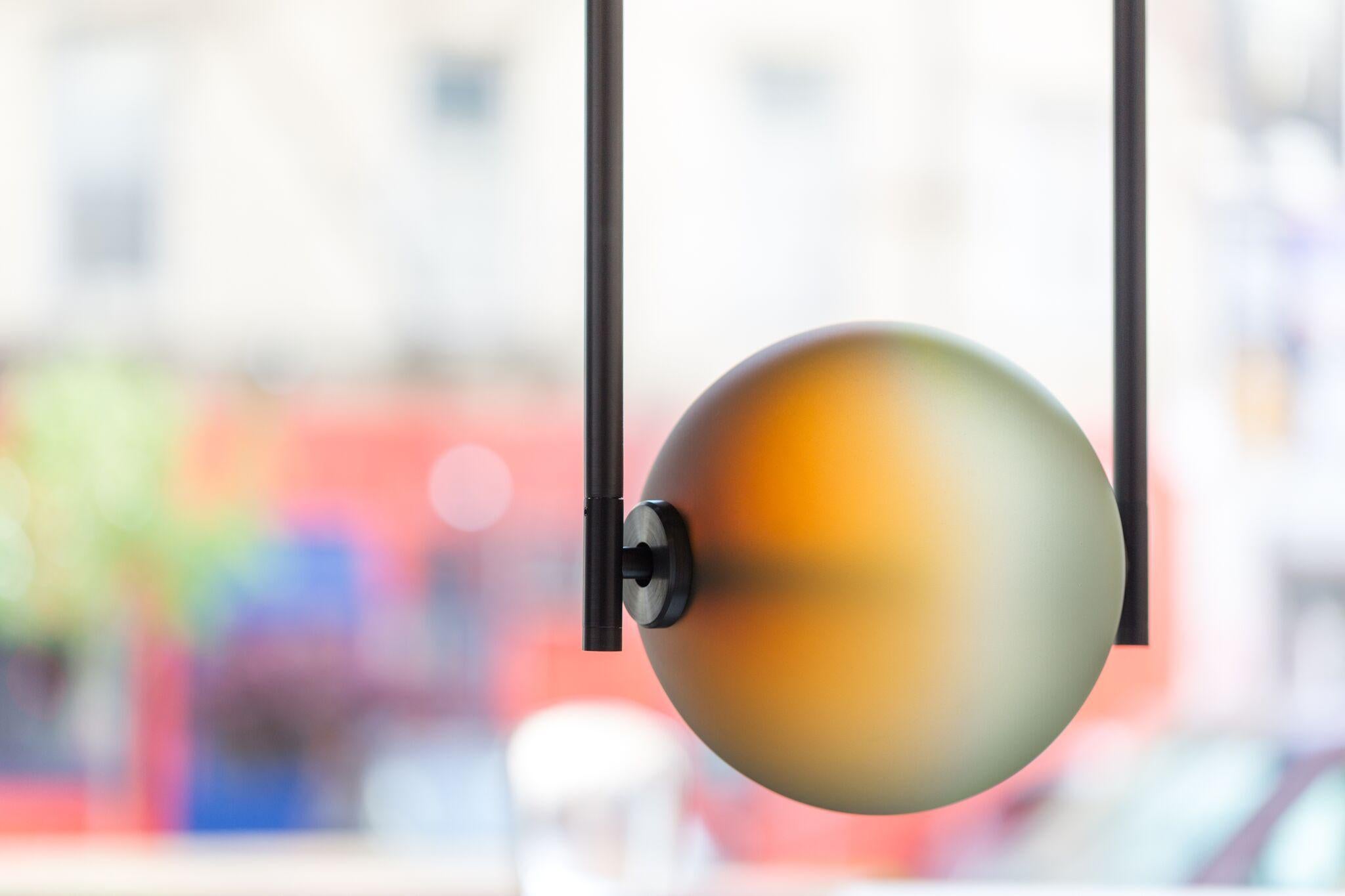Equalizer 2-teilige Glaspendelleuchte mit Chamäleonkugel   im Zustand „Neu“ im Angebot in Brooklyn, NY