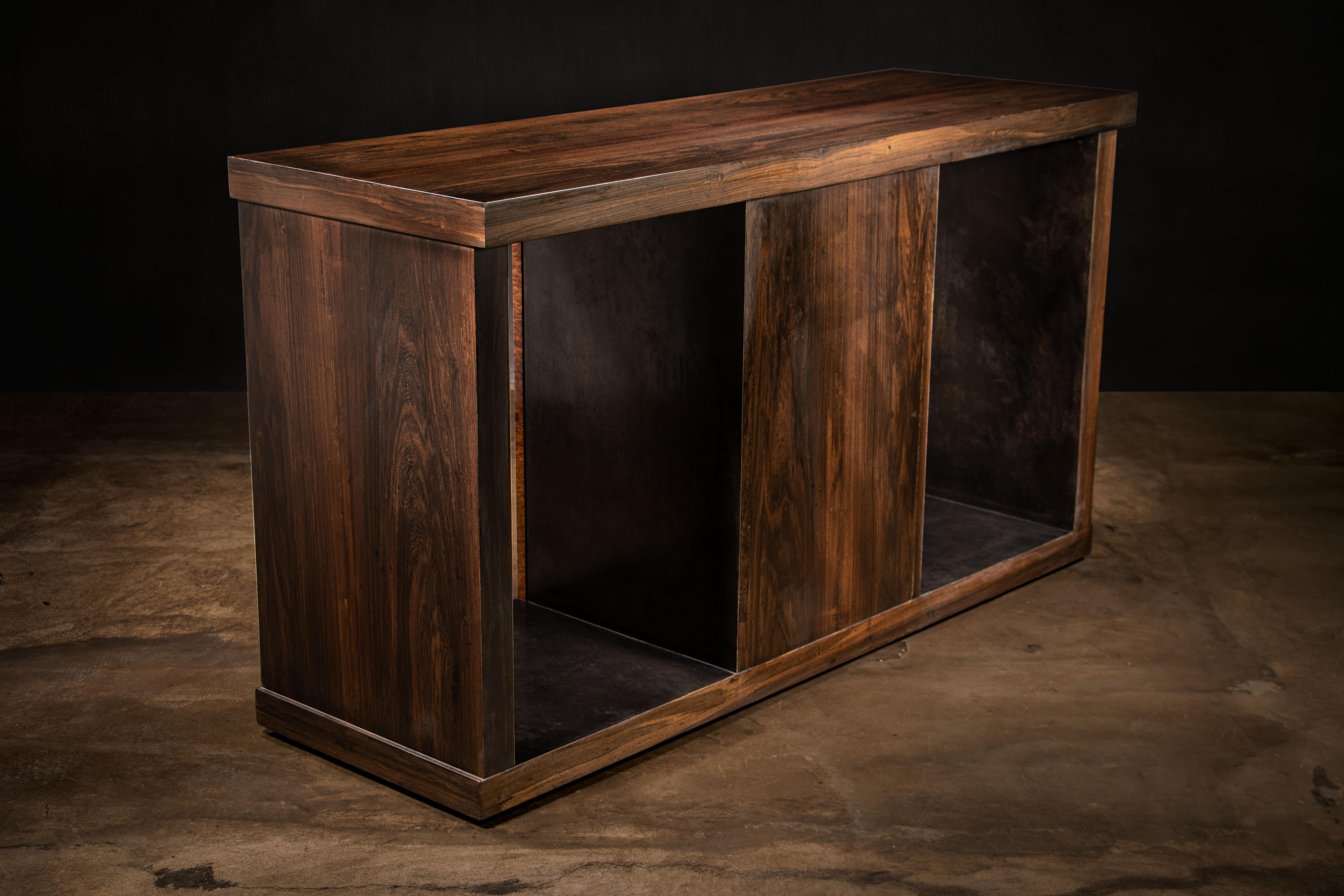 Moderne Buffet personnalisable en bois exotique et bronze huilé par Costantini, Bertolucci en vente