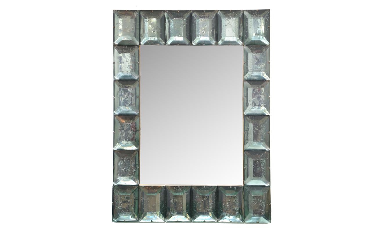  Miroir à cadre en verre Murano facetté, en stock
Bordé de laiton et fabriqué à la main par une équipe d'artisans à Venise, en Italie. Chaque bloc de verre vert de mer présente un motif facetté hautement poli, taillé en forme de diamant, avec des
