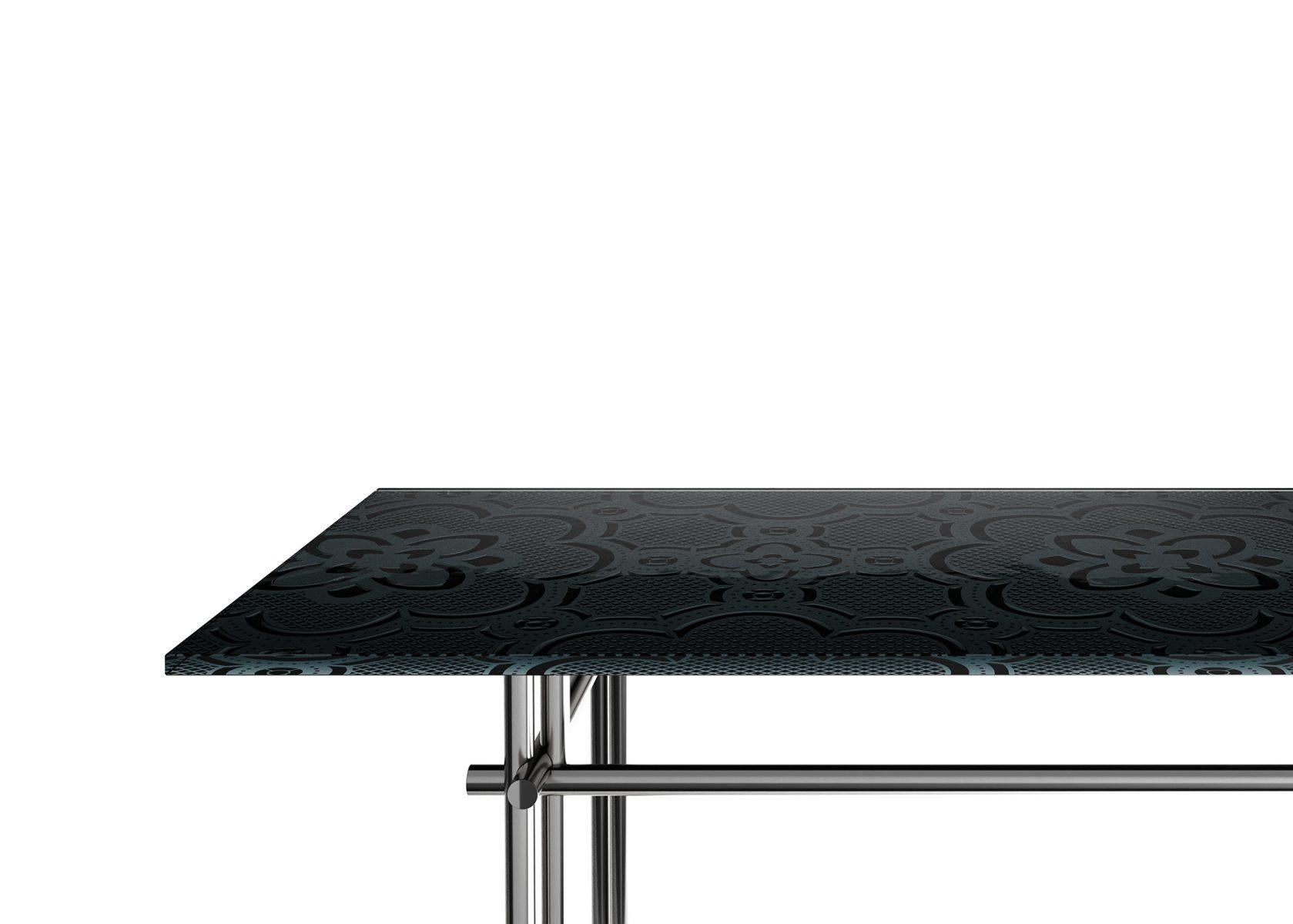 Console with top
in 15 mm fused and
tempered extralight
glass, available in
transparent or
back-painted finish,
with metallic paints.
Top also available
in marble. Metal base
available in opaque
Titanium or in Black
Glossy Nickel
