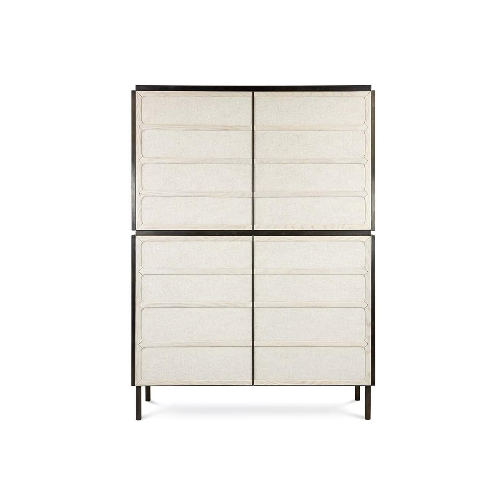 Questo mobile vanta un design geometrico con quattro ante e dettagli in ottone ossidato. Le ante sono impreziosite da un tessuto strutturato che aggiunge un tocco morbido al pezzo, creando un'esperienza tattile unica, calda e invitante.  In pratica,