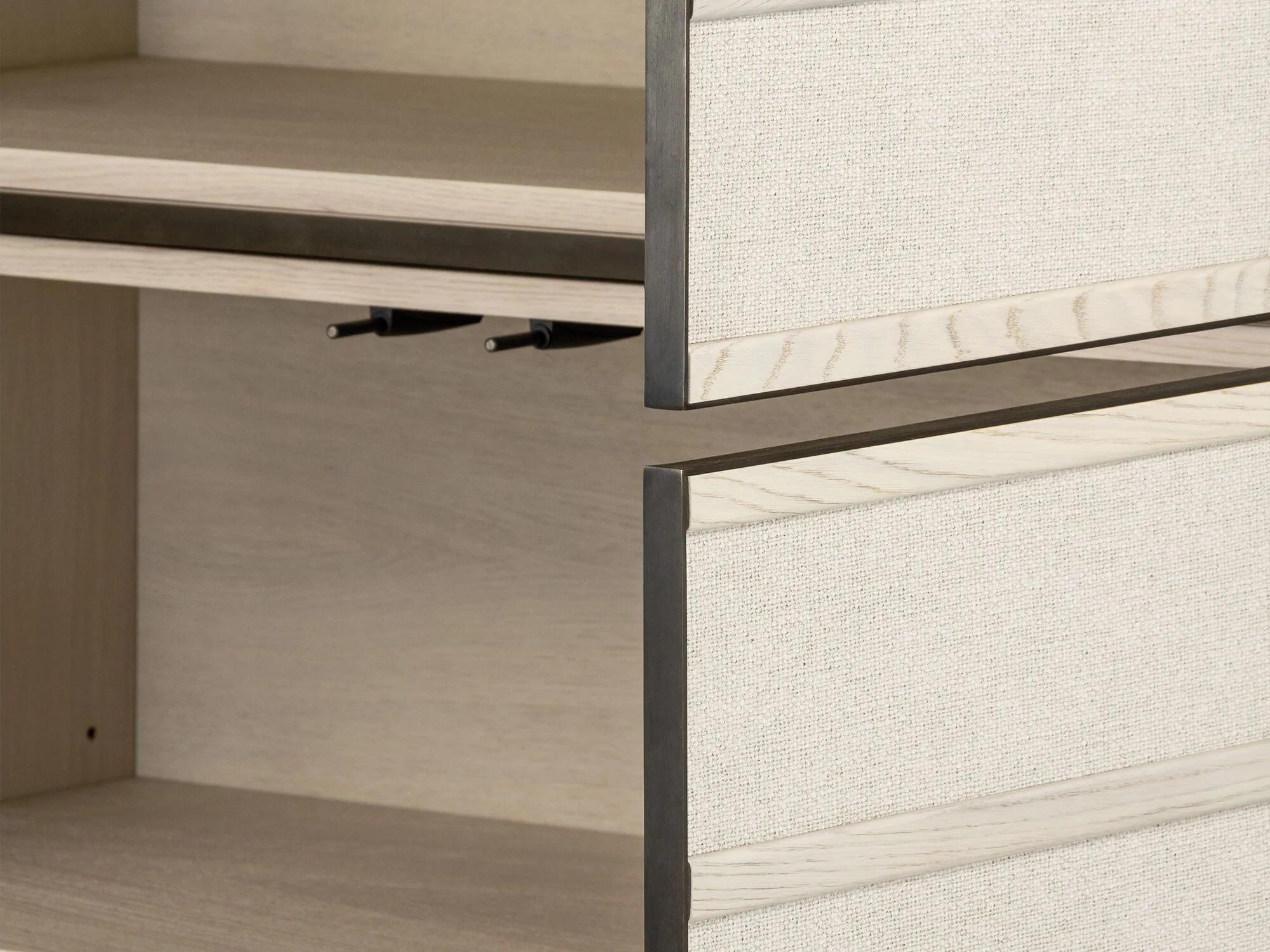 Portoghese Armadio a quattro ante personalizzabile in legno di Oak Wood con finitura sbiancata e con retroscena in Fabrice in vendita